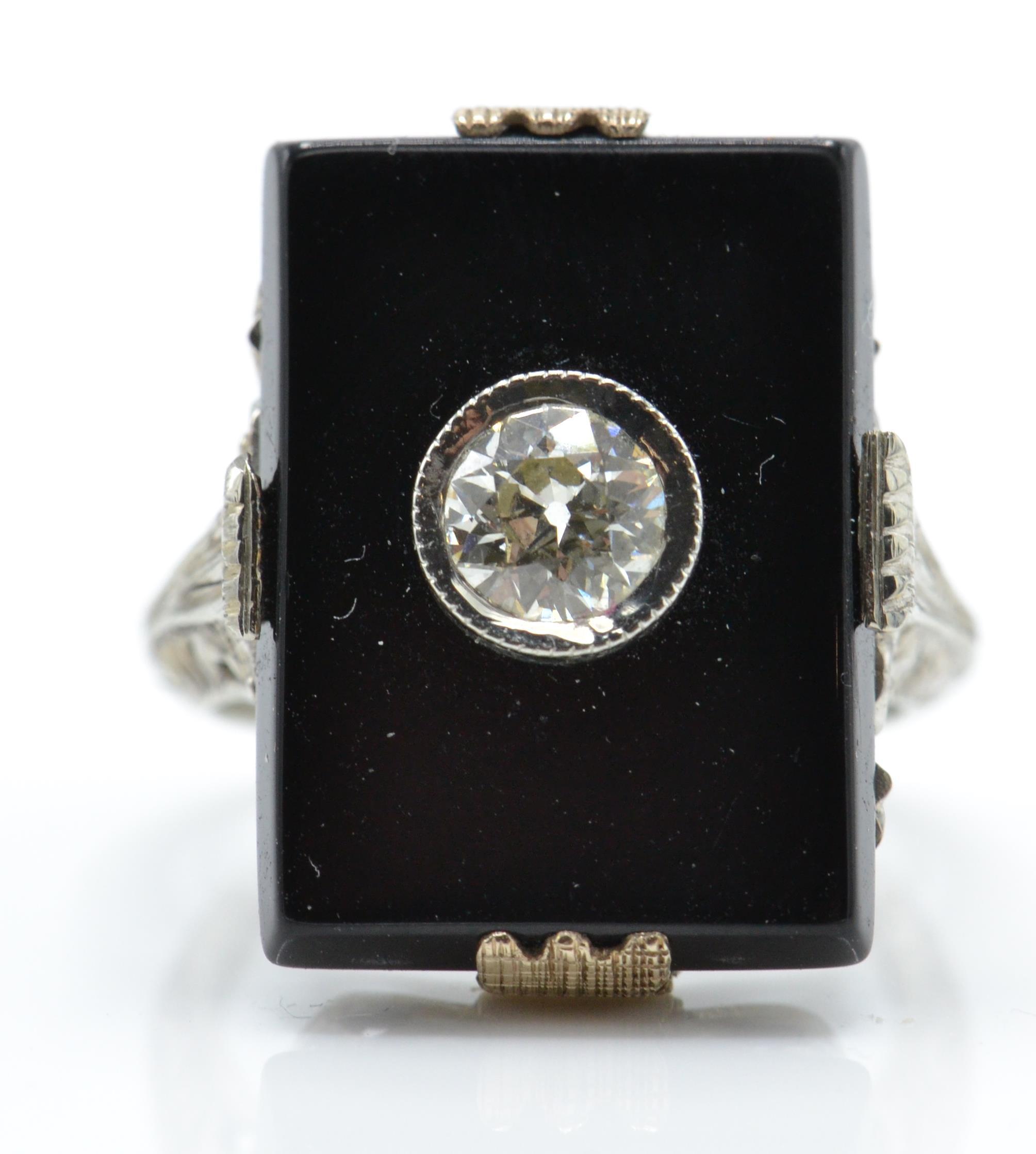 An 18ct Gold Onyx & Diamond Plaque Ring - Image 4 of 5