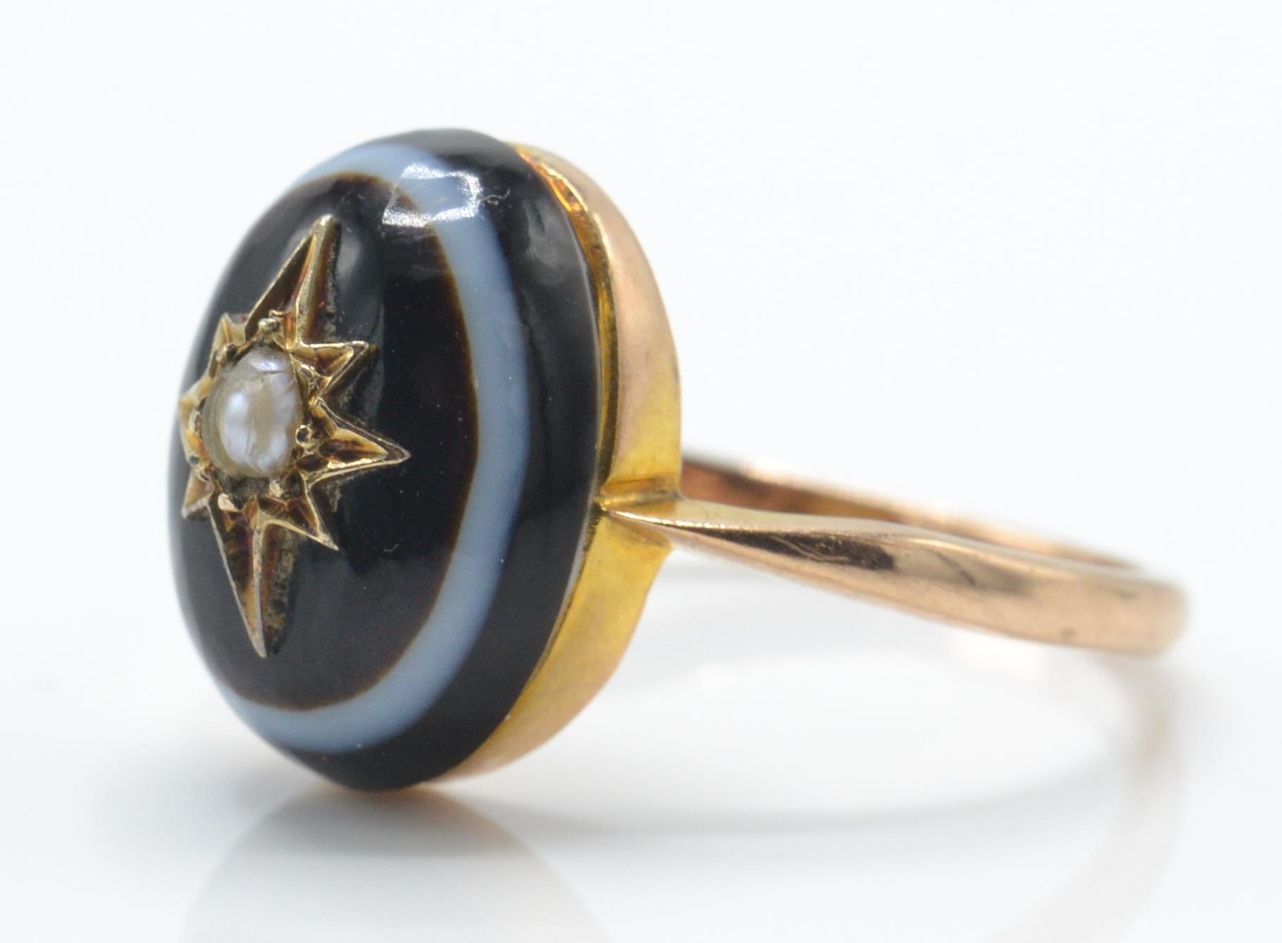 An Antique 9ct Gold Banded Agate & Pearl Ring - Image 3 of 4