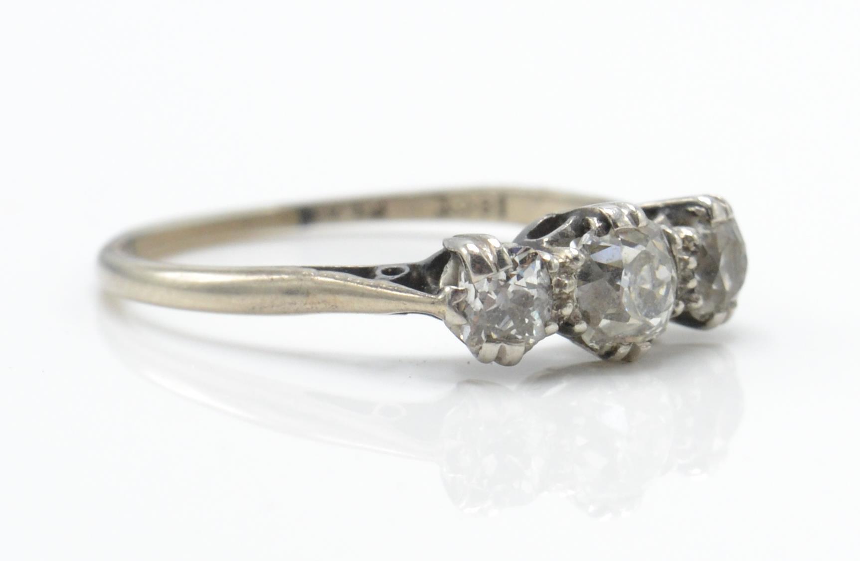 An 18ct white and platinum 3 stone ring. The ring set with graduating old cut diamonds - Image 3 of 4