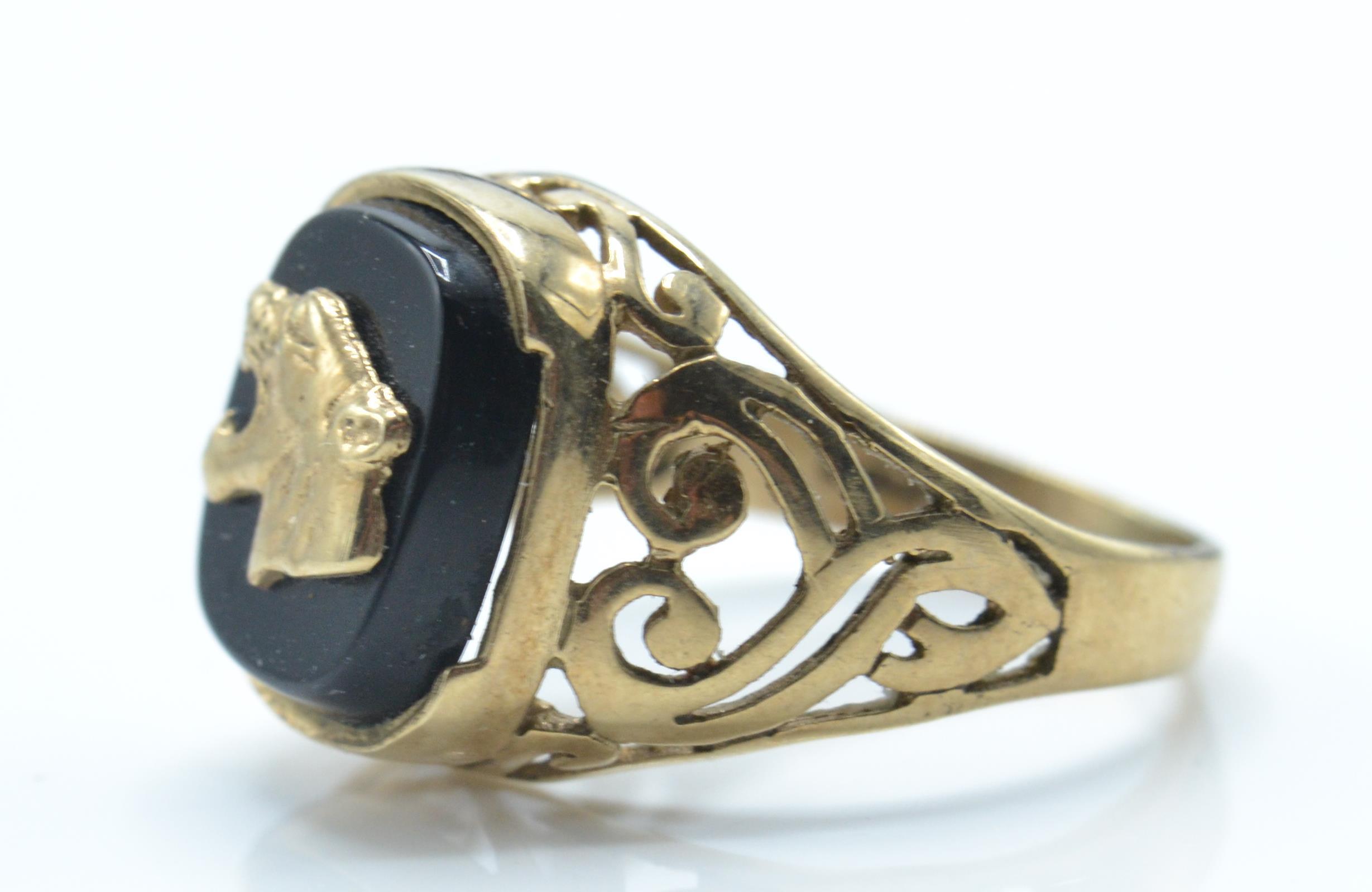 A 9ct gold hallmarked tiger ring. The ring with a basket set black onyx cameo set with tiger's head - Image 2 of 4