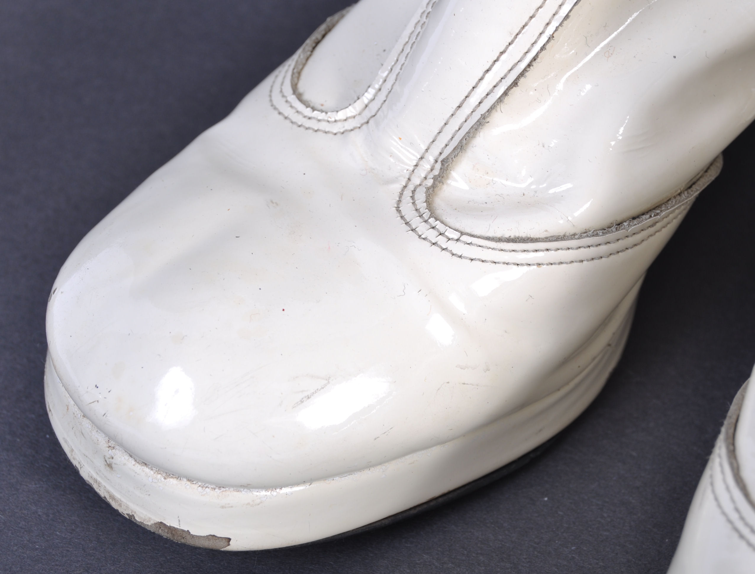 UNIFORMS AND FANCY DRESS - A PAIR OF WHITE RETRO VINATEB 1960S LADIES GOGO BOOTS. - Image 5 of 7