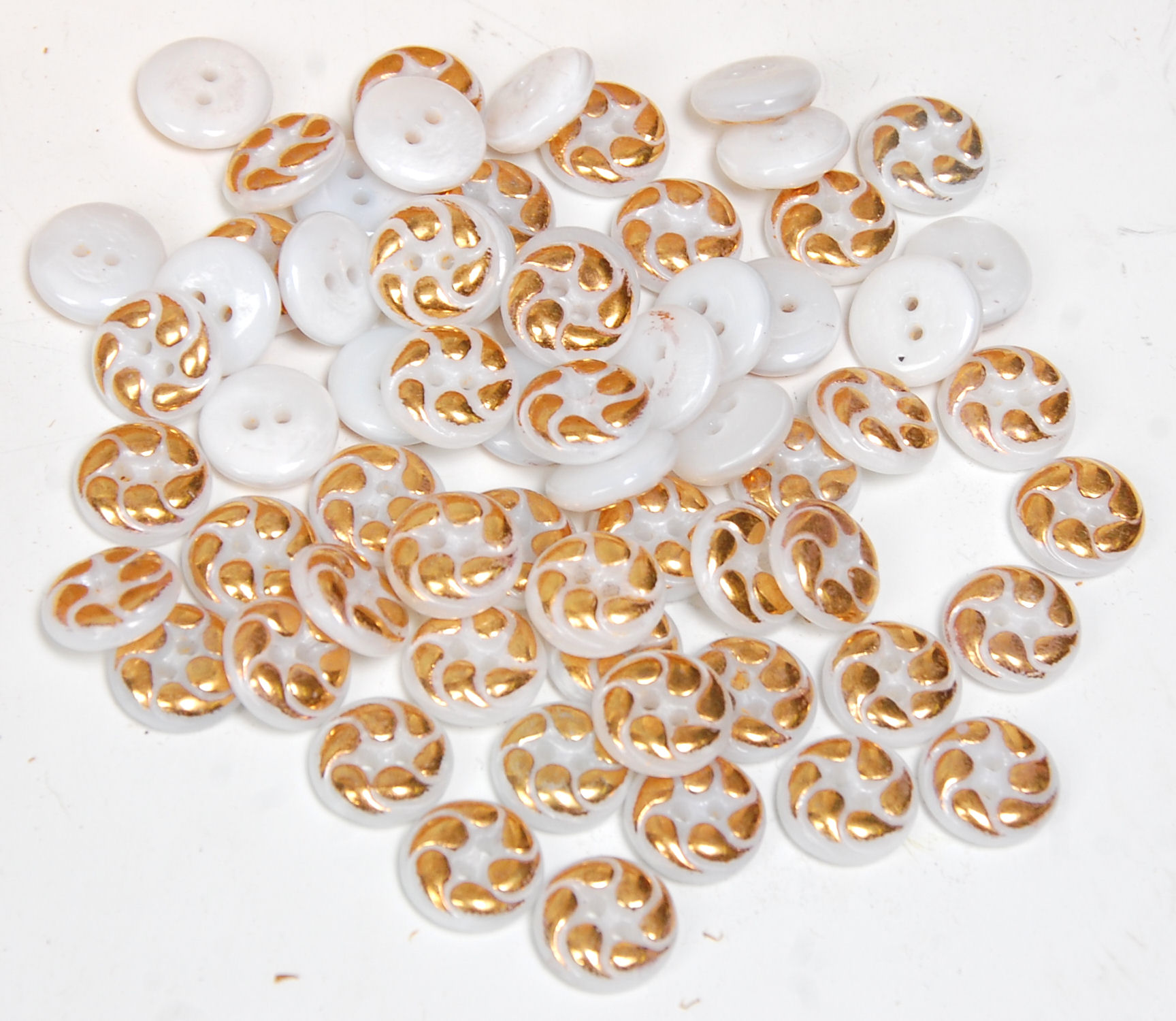 A good collection of mid 20th century circa 1950's plastic buttons to include plastic sank - Image 11 of 11