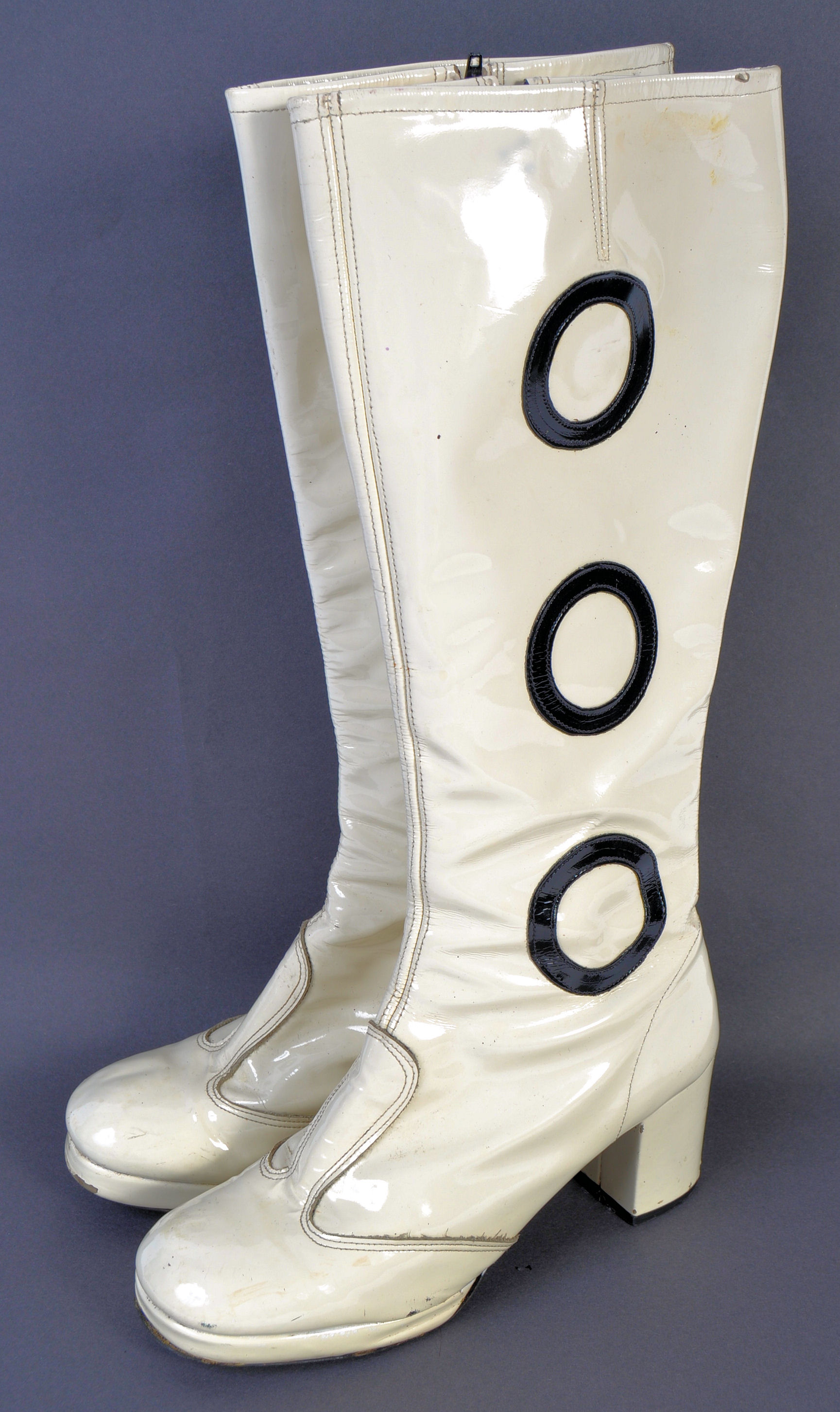 UNIFORMS AND FANCY DRESS - A PAIR OF WHITE RETRO VINATEB 1960S LADIES GOGO BOOTS.
