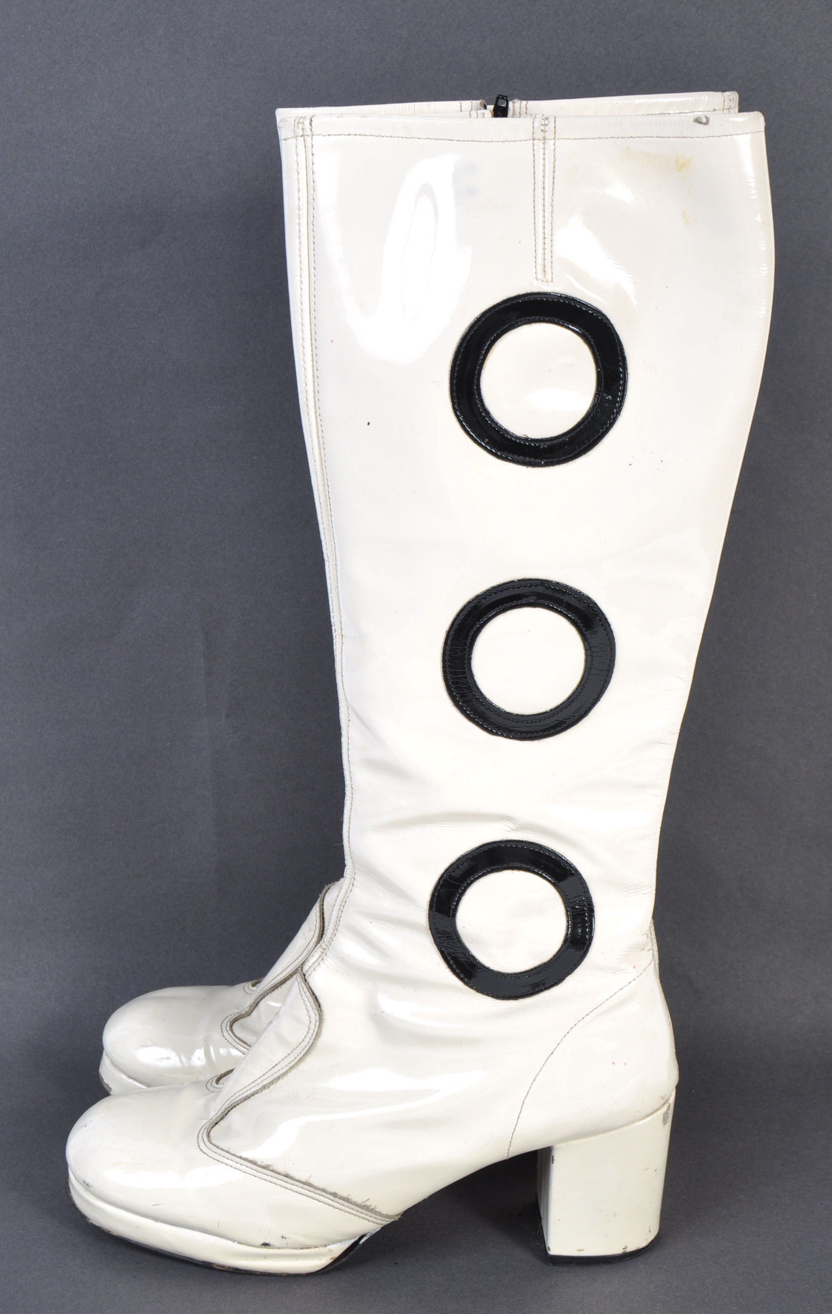 UNIFORMS AND FANCY DRESS - A PAIR OF WHITE RETRO VINATEB 1960S LADIES GOGO BOOTS. - Image 2 of 7