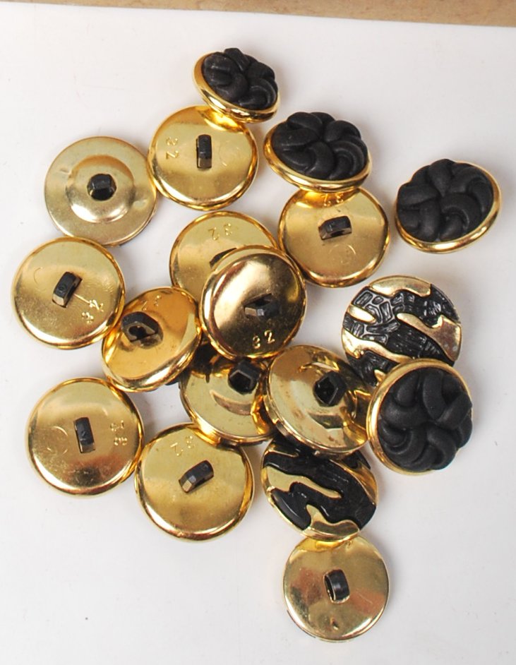 FROM A LARGE PRIVATE COLLECTION OF BUTTONS - Image 4 of 8