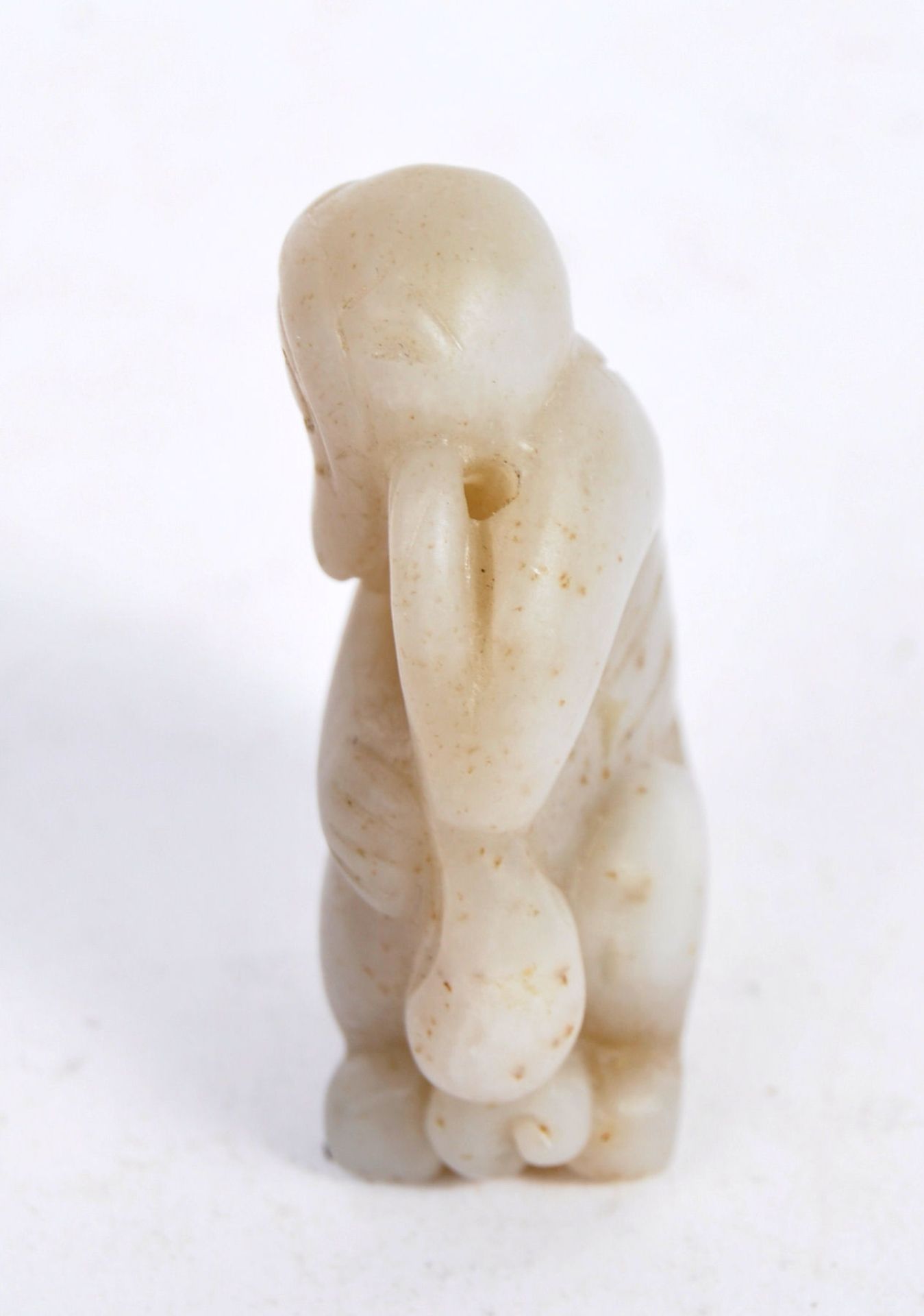 18TH CENTURY CHINESE CARVED JADE MONKEY FIGURINE - Bild 3 aus 4