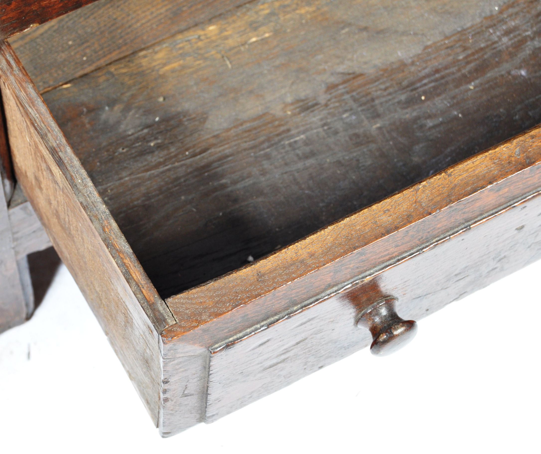 AN 18TH CENTURY GEORGIAN ANTIQUE OAK HOUSEKEEPERS CUPBOARD - Image 4 of 5