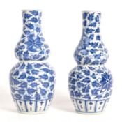 PAIR OF 19TH CENTURY BLUE AND WHITE CHINESE GOURD VASES