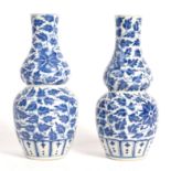PAIR OF 19TH CENTURY BLUE AND WHITE CHINESE GOURD VASES