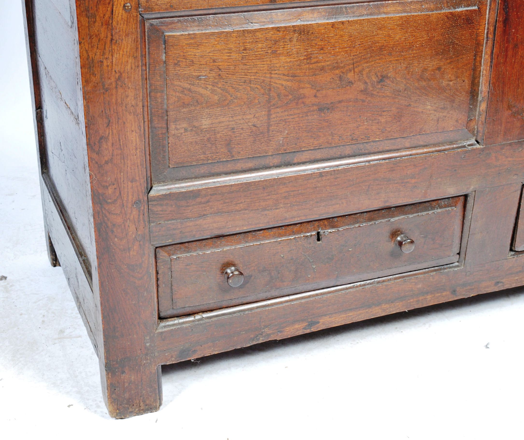 AN 18TH CENTURY GEORGIAN ANTIQUE OAK HOUSEKEEPERS CUPBOARD - Image 3 of 5