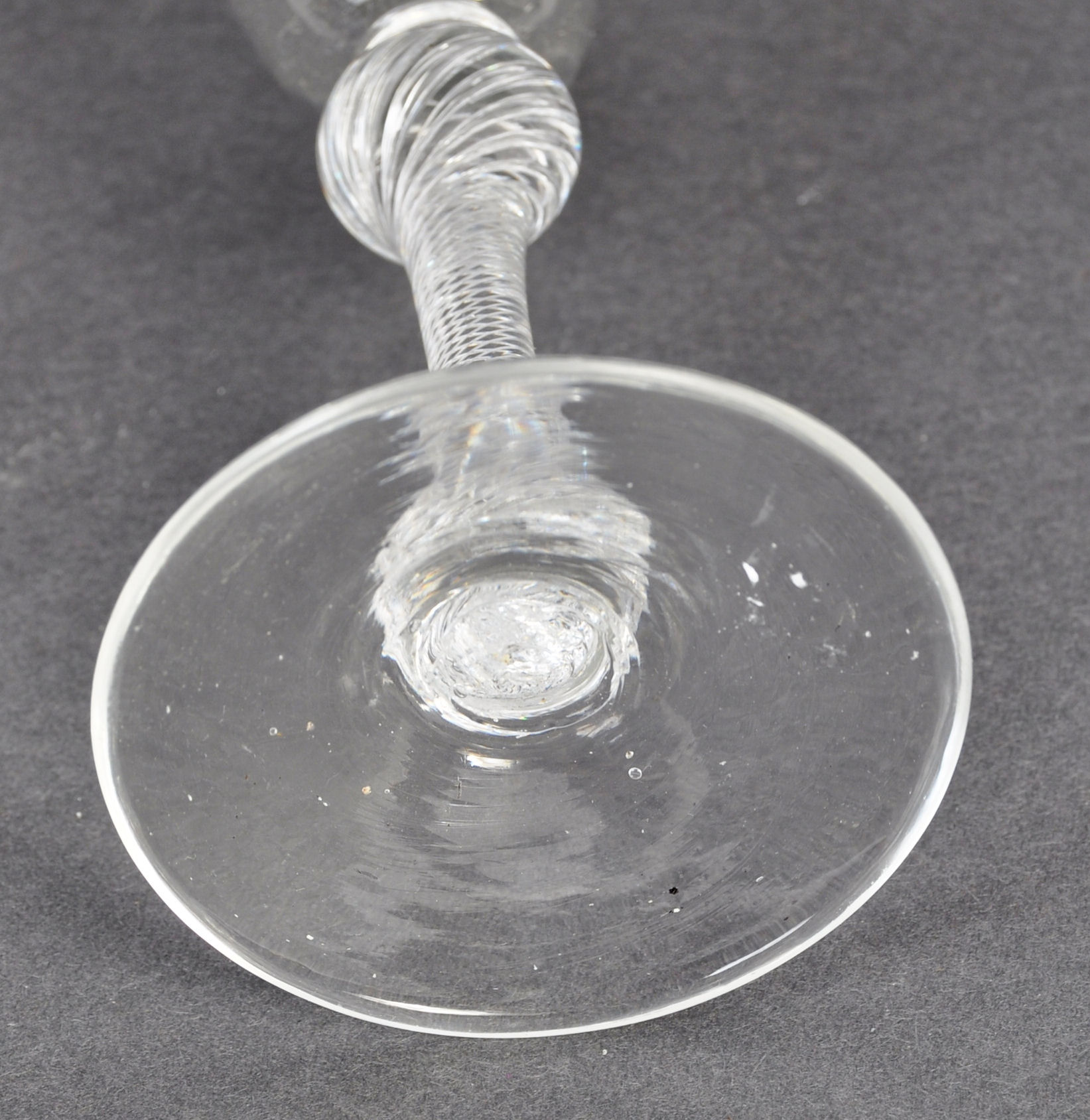 STUNNING MID 18TH CENTURY GEORGIAN AIR TWIST STEM WINE GLASS - Image 4 of 4