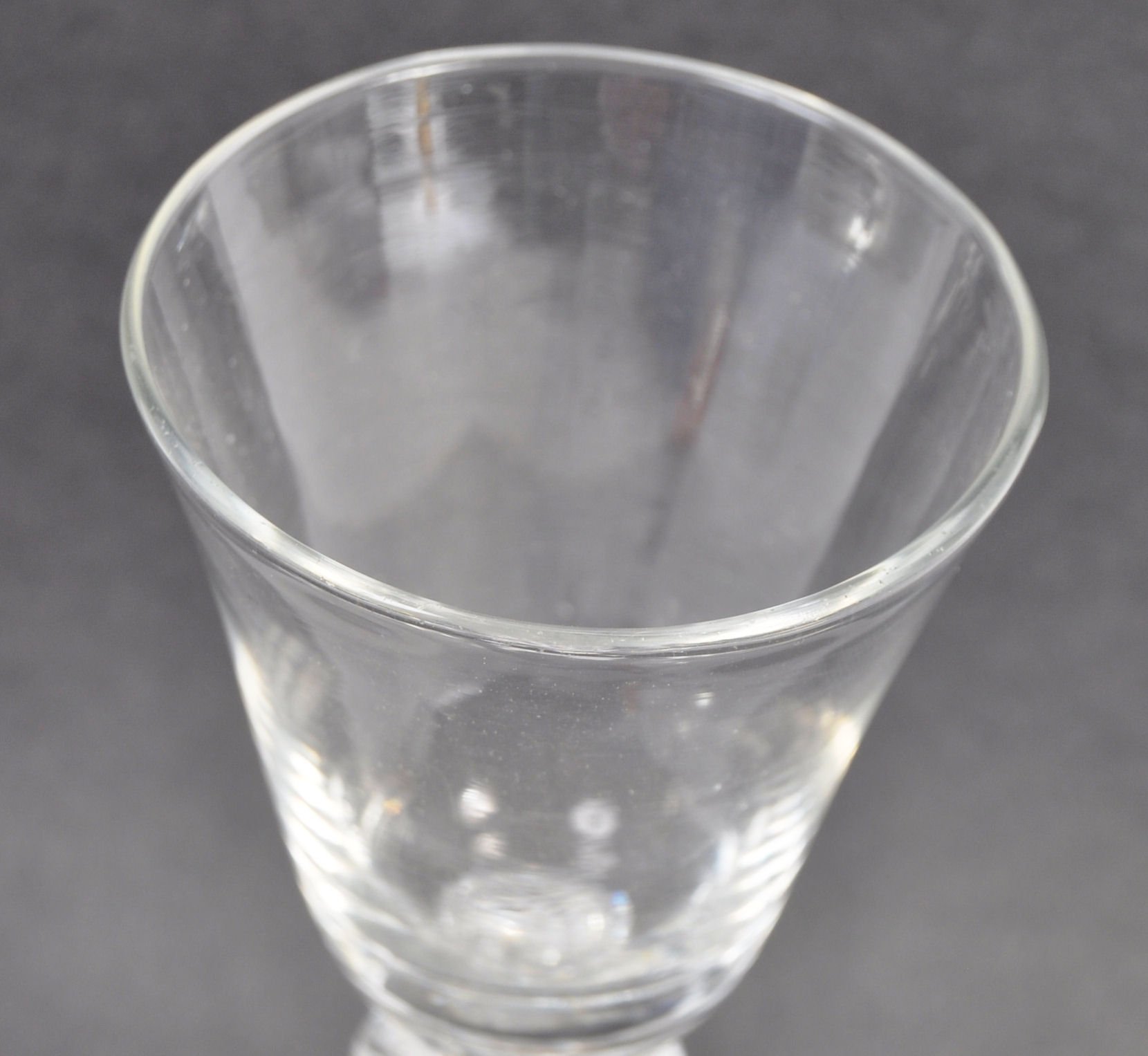 STUNNING MID 18TH CENTURY GEORGIAN AIR TWIST STEM WINE GLASS - Image 2 of 4