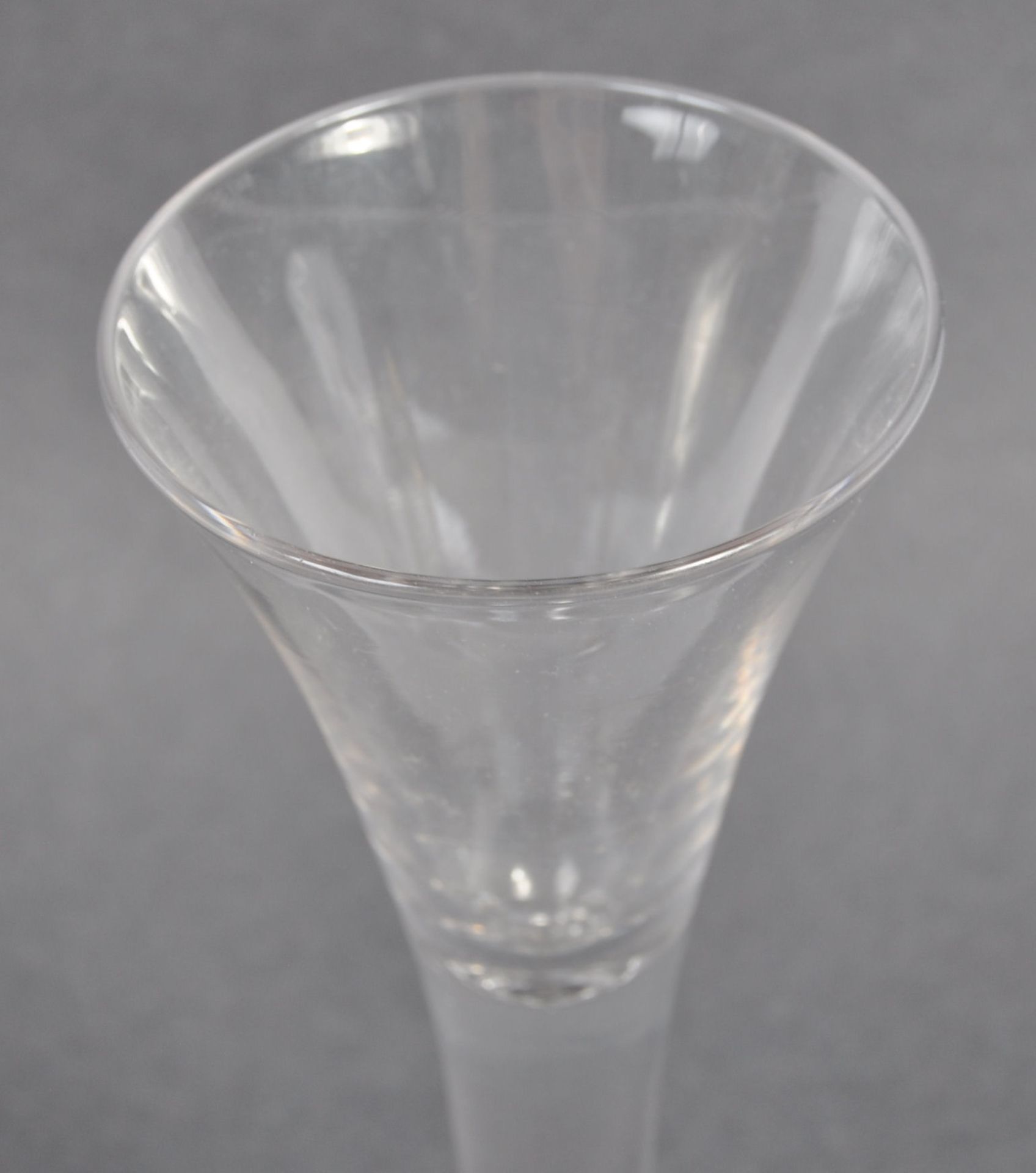 MID 18TH CENTURY GEORGIAN ENGLISH HAND BLOWN WINE GLASS - Image 2 of 4