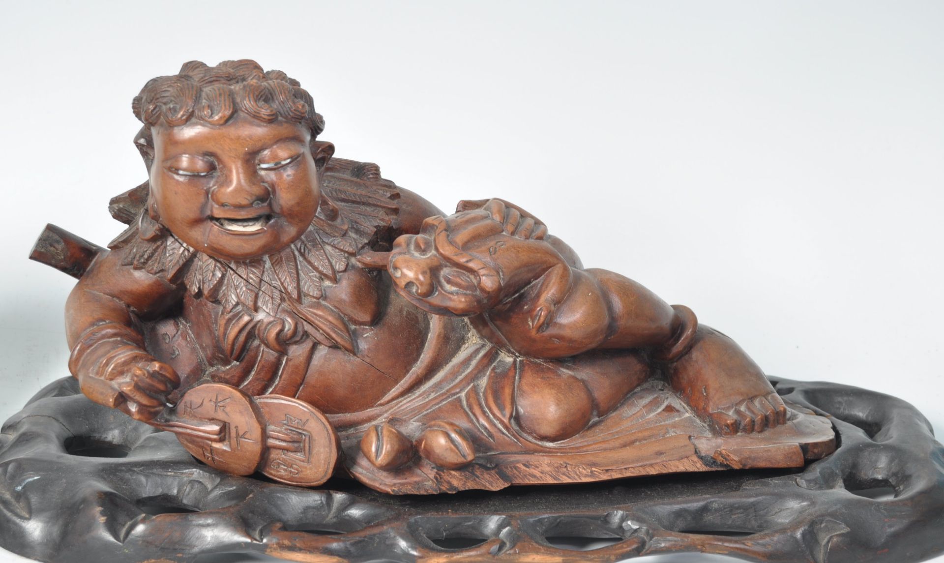 A PAIR OF CHINESE CARVED WOOD FIGURES OF RECLINING - Image 2 of 5