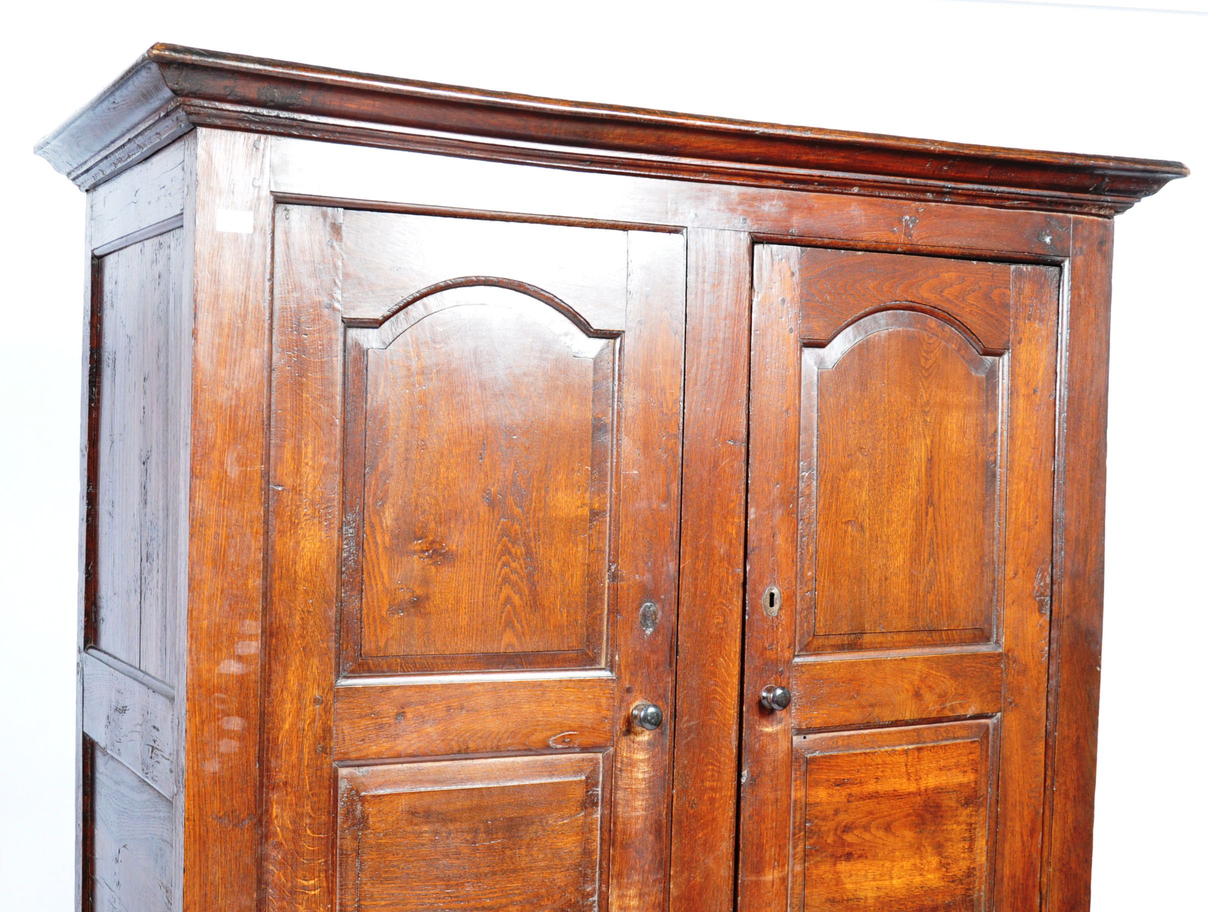 AN 18TH CENTURY GEORGIAN ANTIQUE OAK HOUSEKEEPERS CUPBOARD - Image 2 of 5