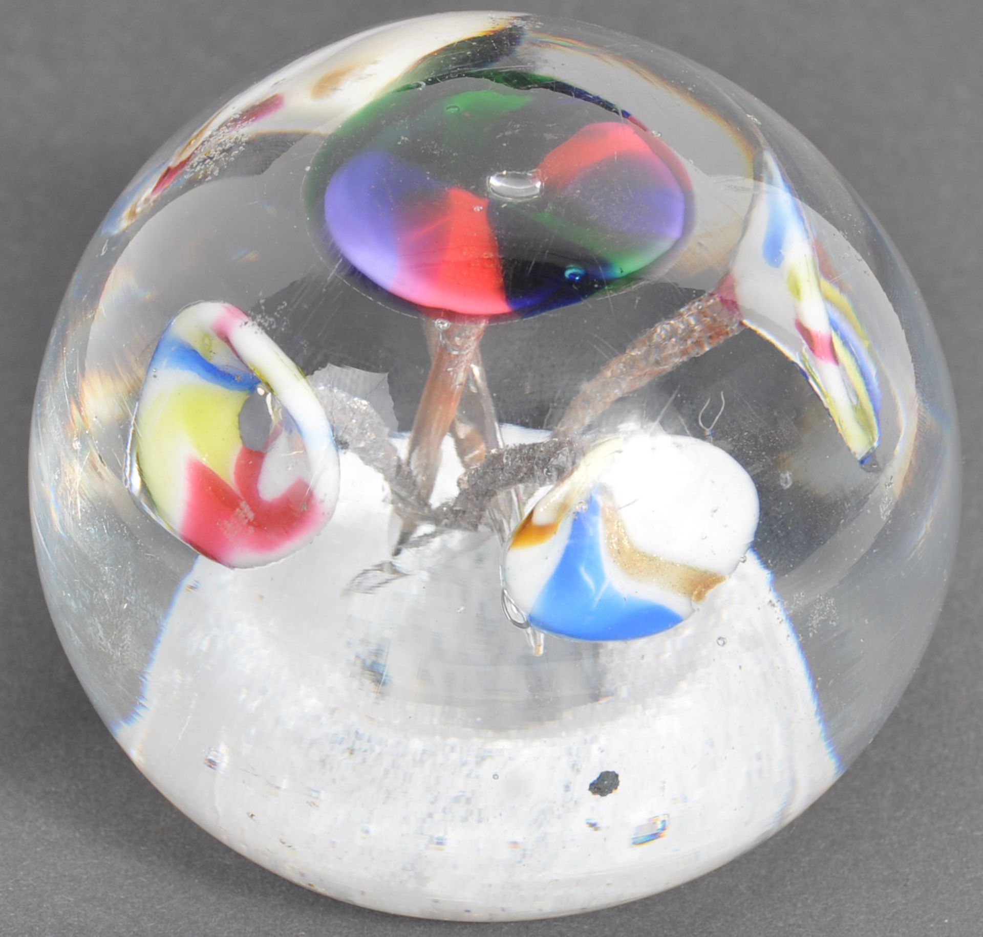 19TH CENTURY VICTORIAN ANTIQUE GLASS PAPERWEIGHT - Image 2 of 5