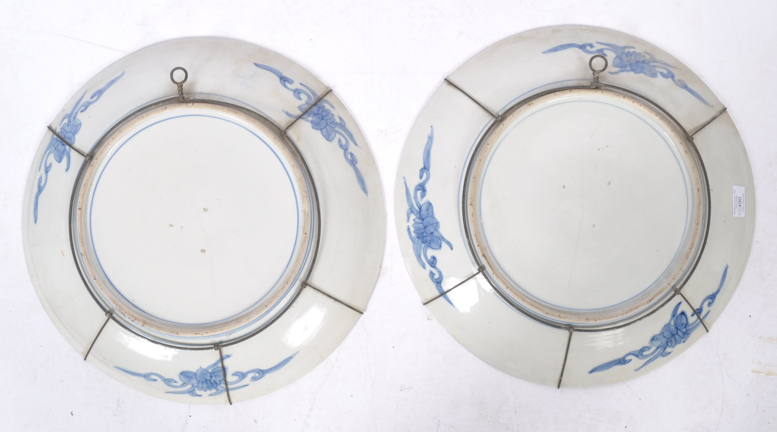PAIR OF LARGE 19TH CENTURY IMARI COLOURED CHINESE WALL CHARGERS - Image 4 of 4