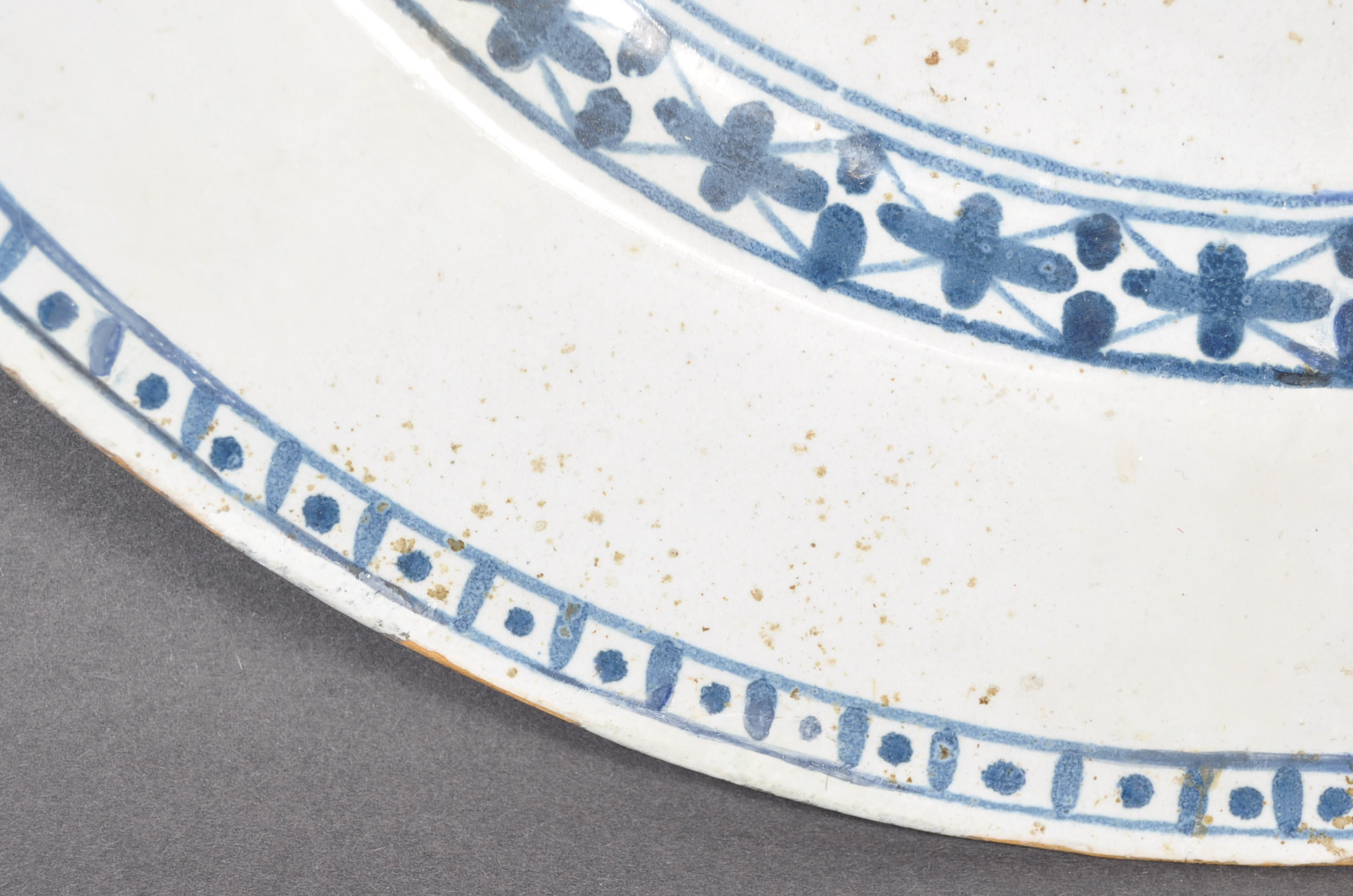 MID 18TH CENTURY ENGLISH DELFT BRISTOL CHARGER PLATE - Image 3 of 4
