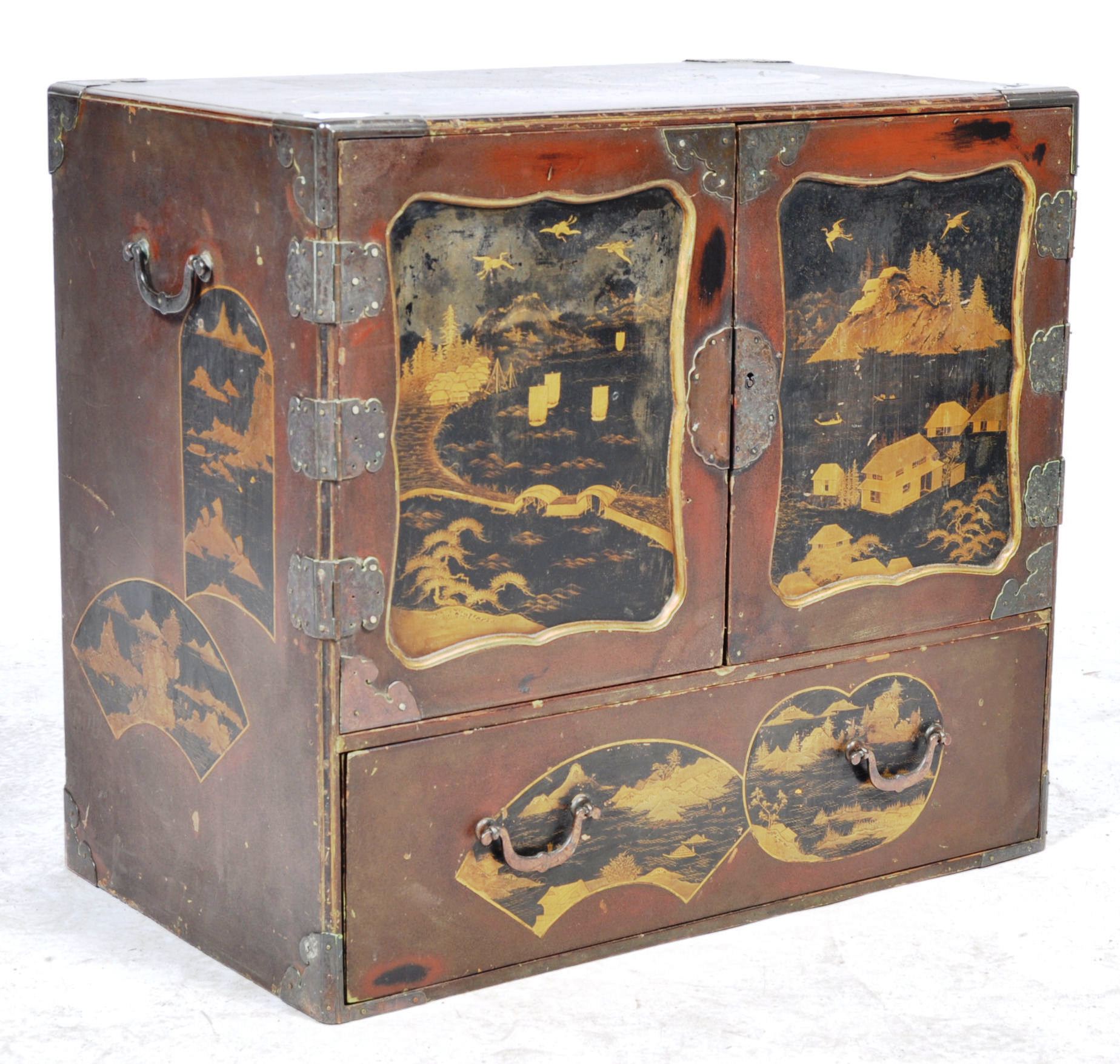 19TH CENTURY JAPANESE MEIJI LACQUERED TABLE CABINET