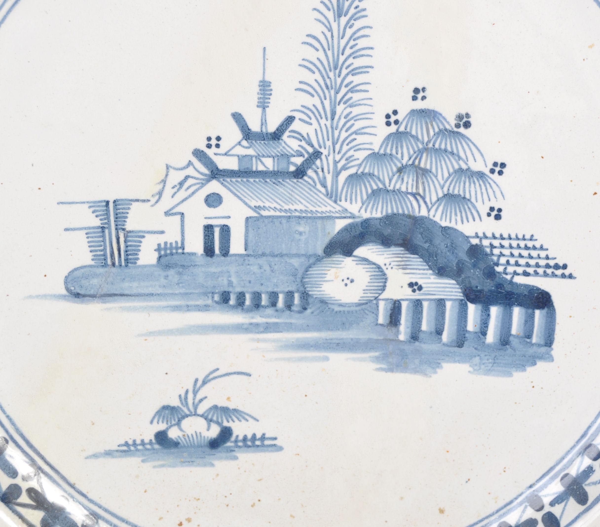 MID 18TH CENTURY ENGLISH DELFT BRISTOL CHARGER PLATE - Image 2 of 4