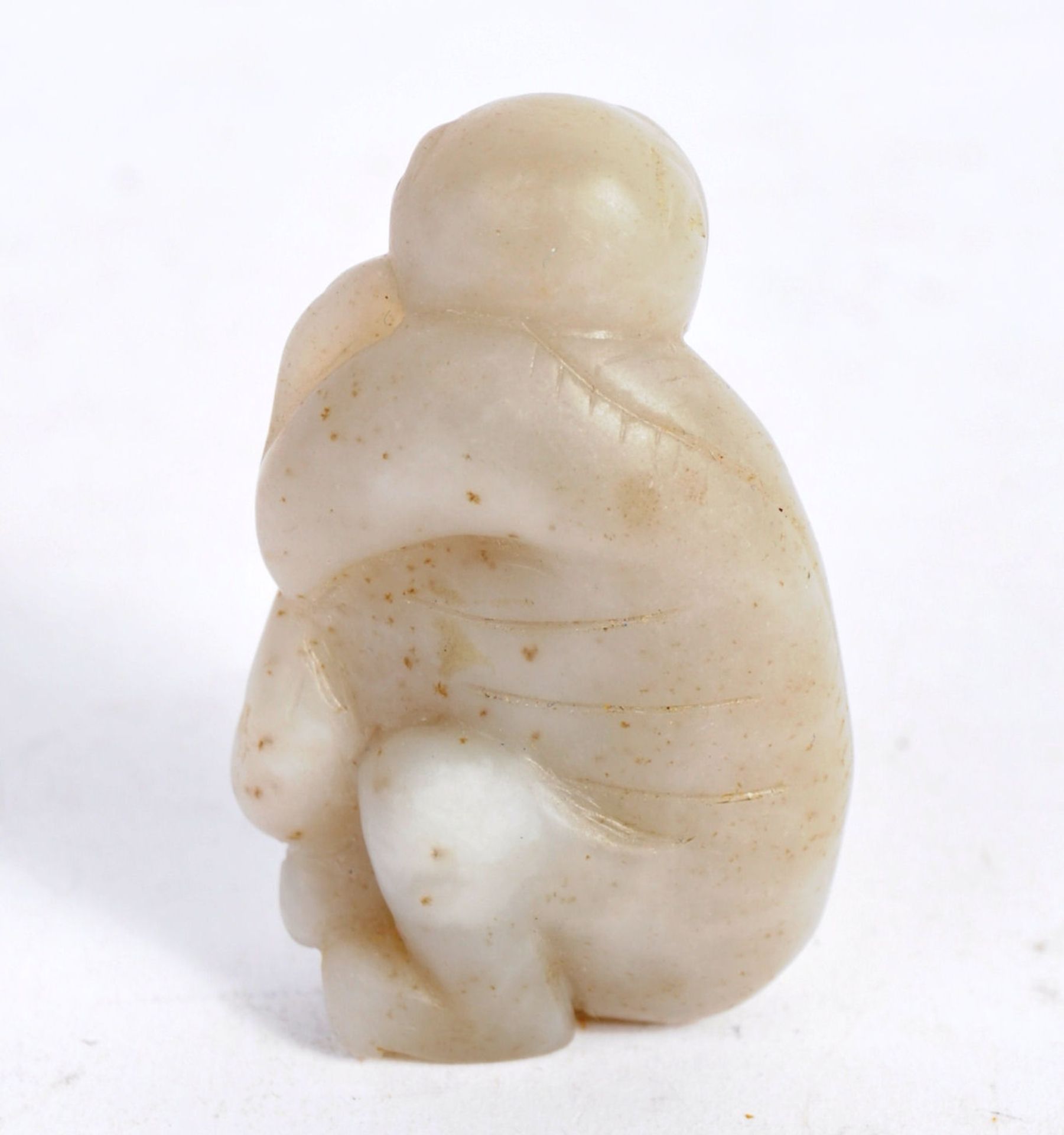 18TH CENTURY CHINESE CARVED JADE MONKEY FIGURINE - Bild 2 aus 4