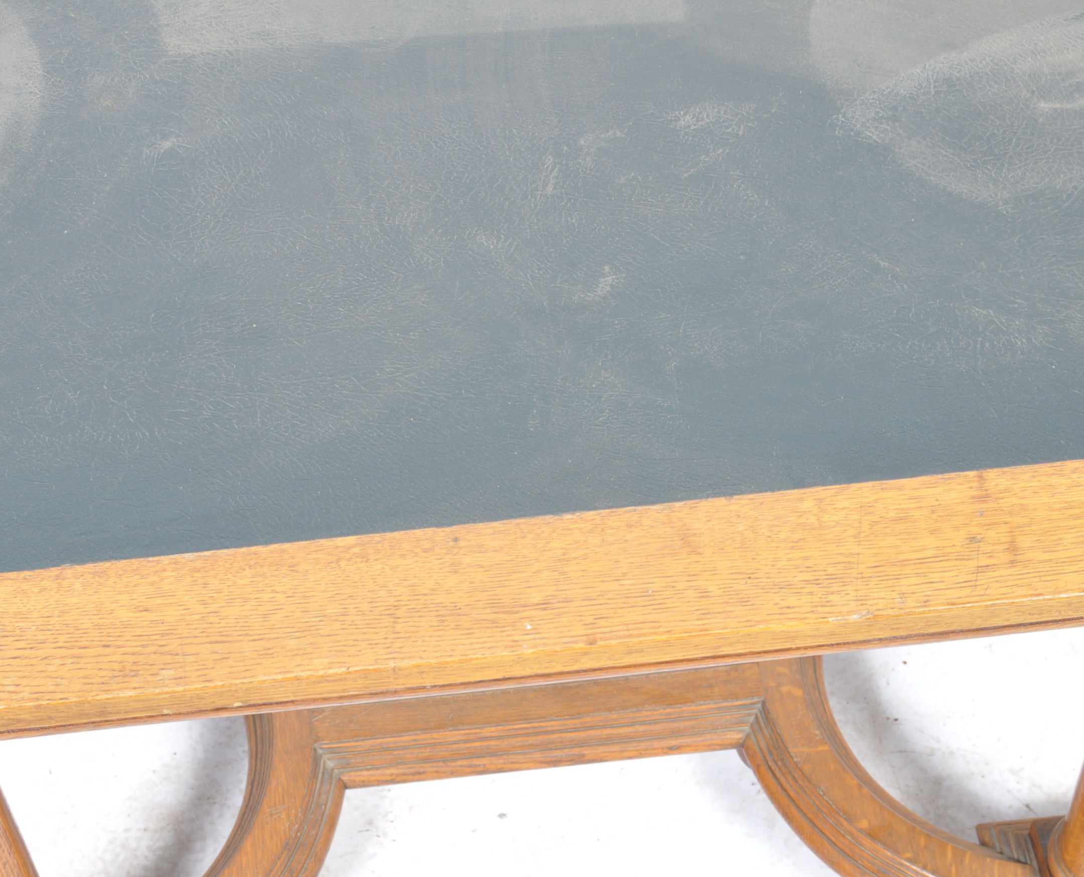 STUNNING 19TH CENTURY GOTHIC OAK DINING TABLE - Image 4 of 8