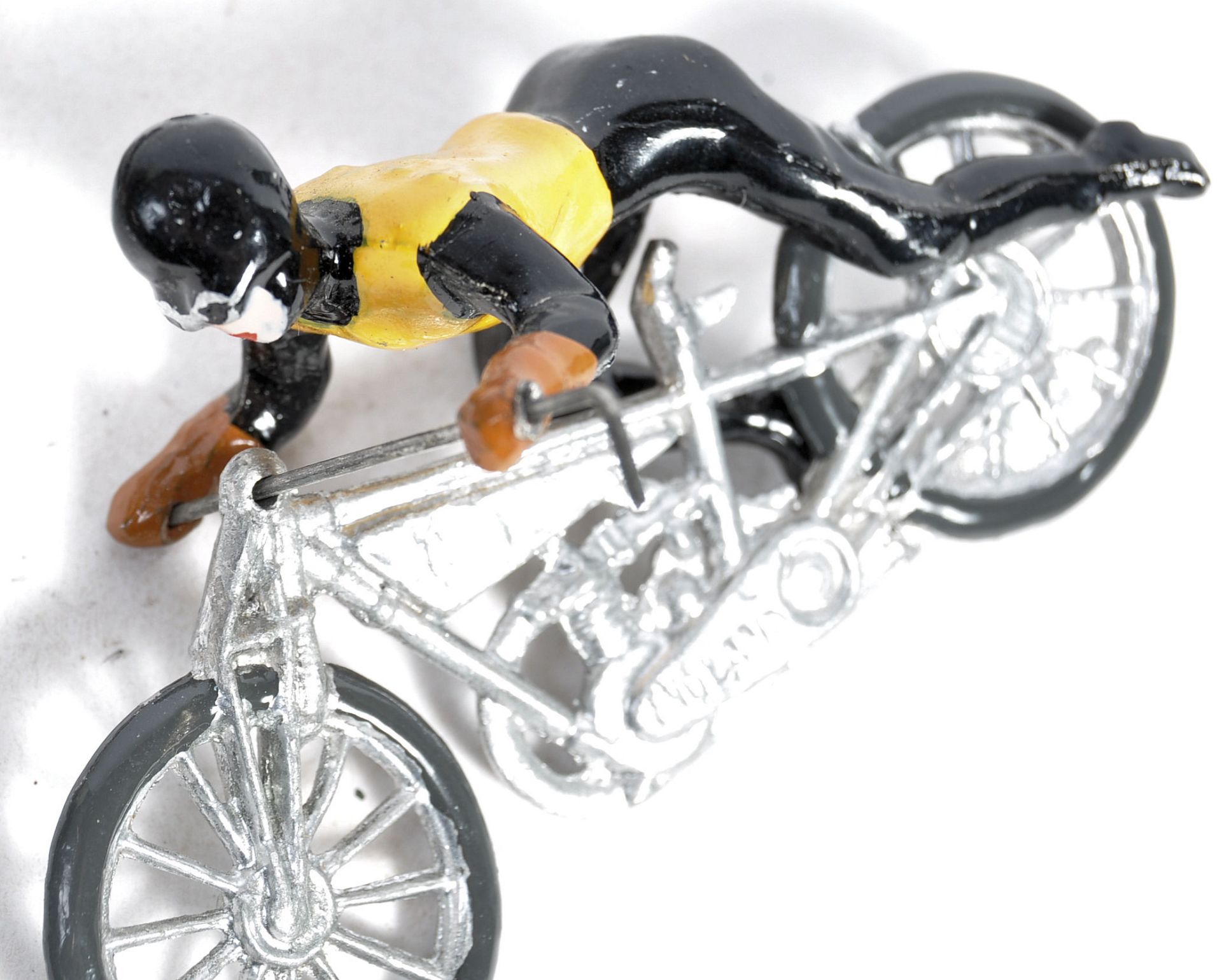 PAIR OF EARLY 1930'S JOHILLCO LEAD SPEEDWAY MOTORCYCLE FIGURES - Bild 2 aus 5