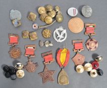 COLLECTION OF ASSORTED MILITARY MEDALS & BADGES