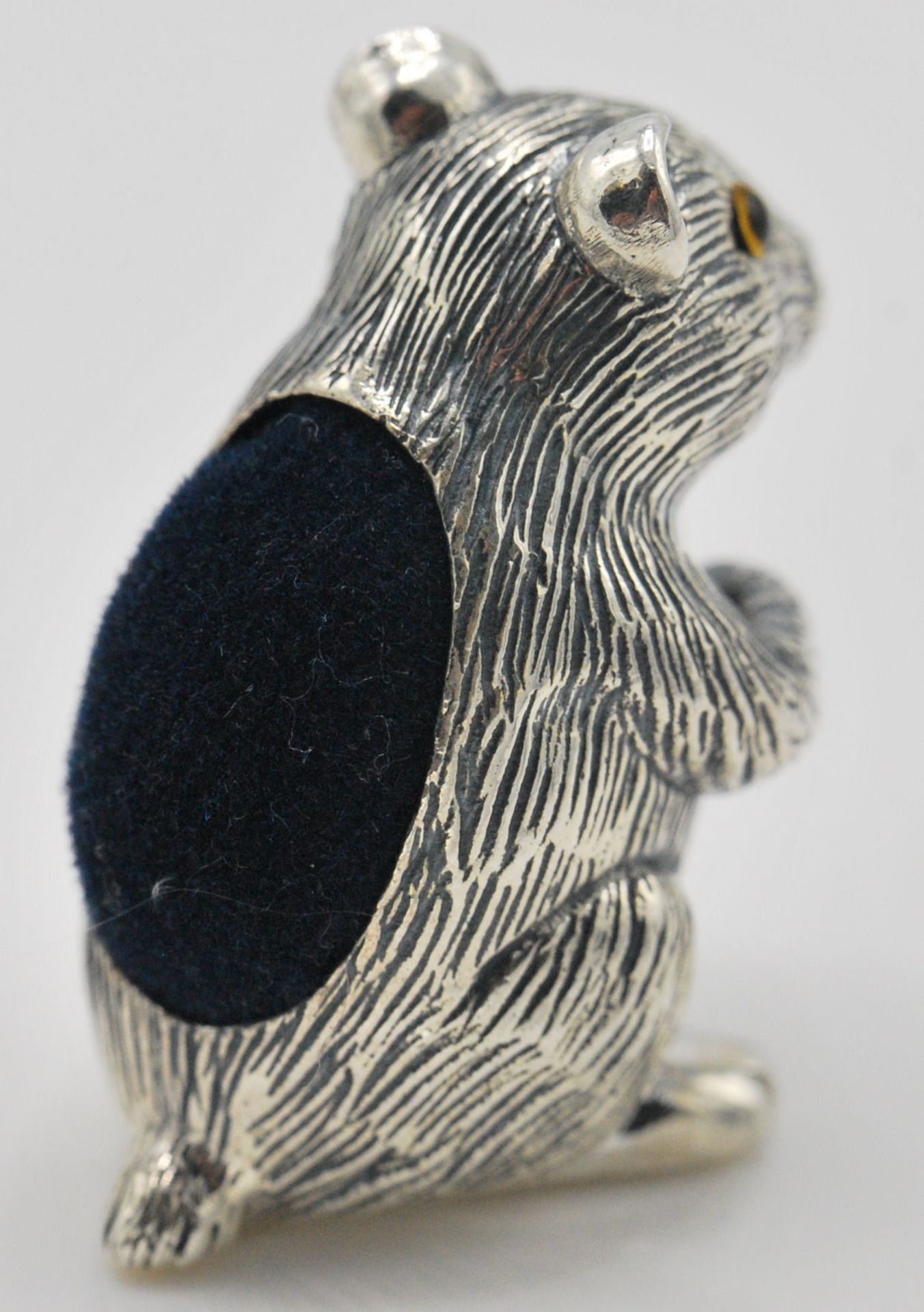 A stamped 925 silver pincushion in the form of a hamster with yellow glass eyes and a blue velvet - Bild 6 aus 6