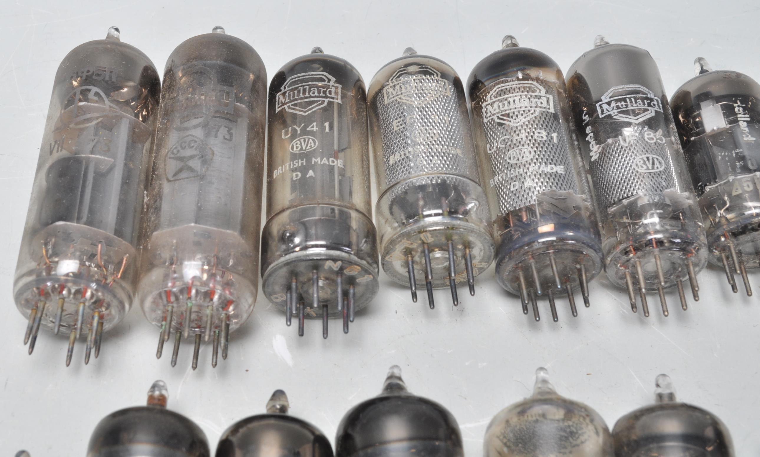 A collection of vintage mixed radio valves to include EC83, EZ81, Ediswate UCH42, Mullard EZ81 - Image 17 of 21