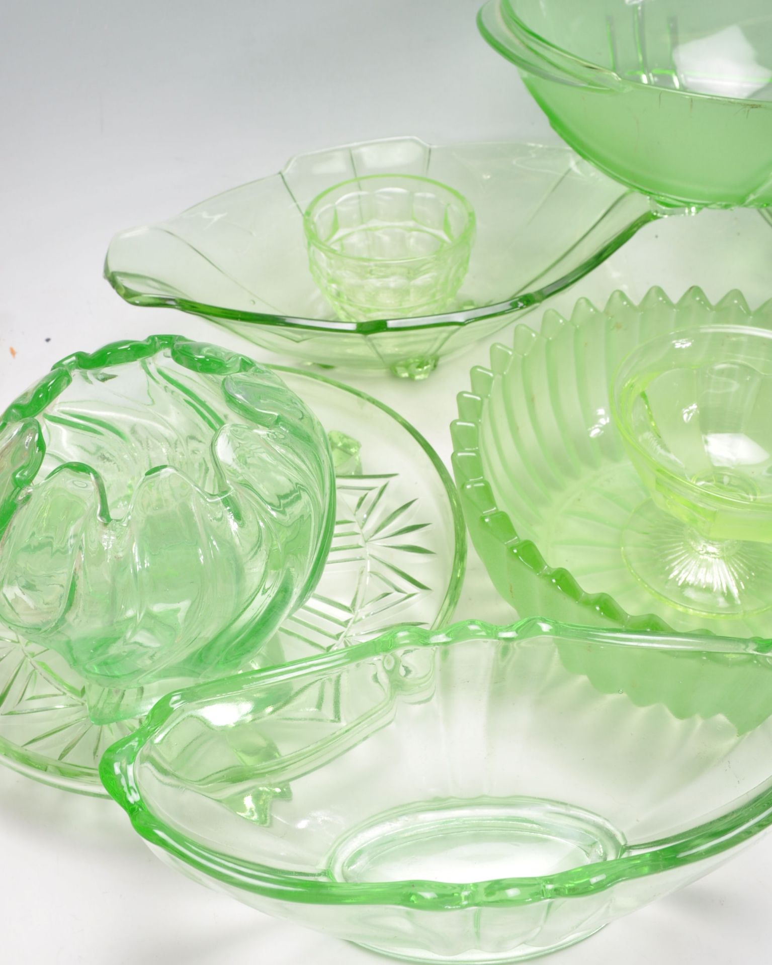 A group of early 20th Century Art Deco 1930's green uranium glassware to include a decorative - Bild 2 aus 6