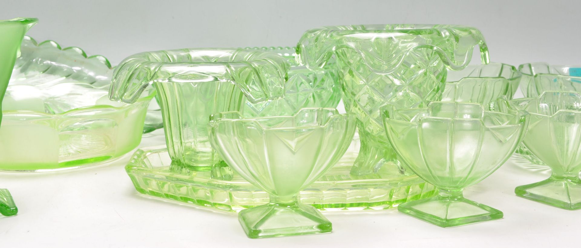 A group of early 20th Century Art Deco 1930's green uranium glass ware to include decorative vases - Bild 3 aus 8