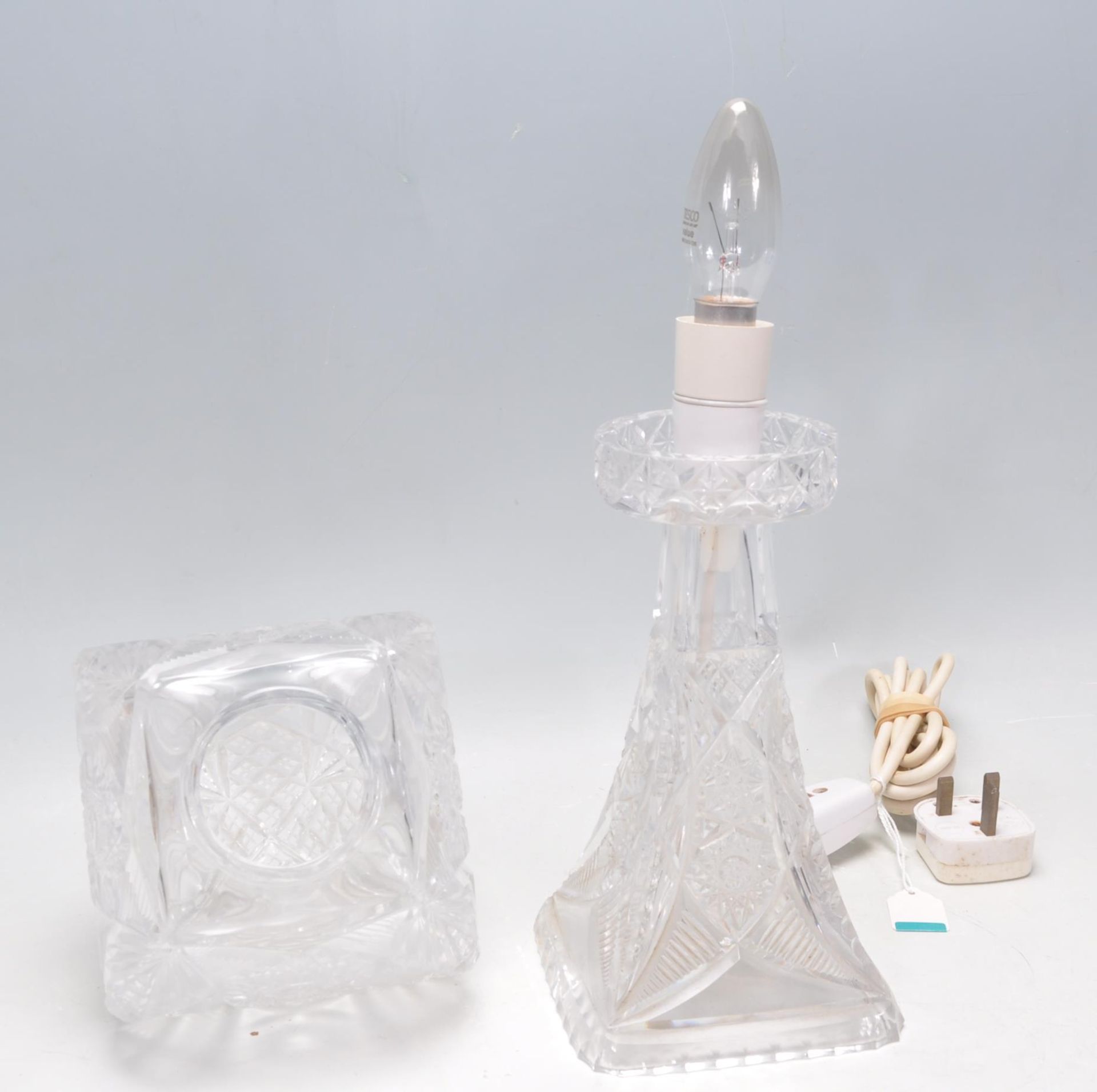 A fine 20th Century Edwardian cut crystal glass table / side lamp having a cut glass shade atop of a - Bild 6 aus 7