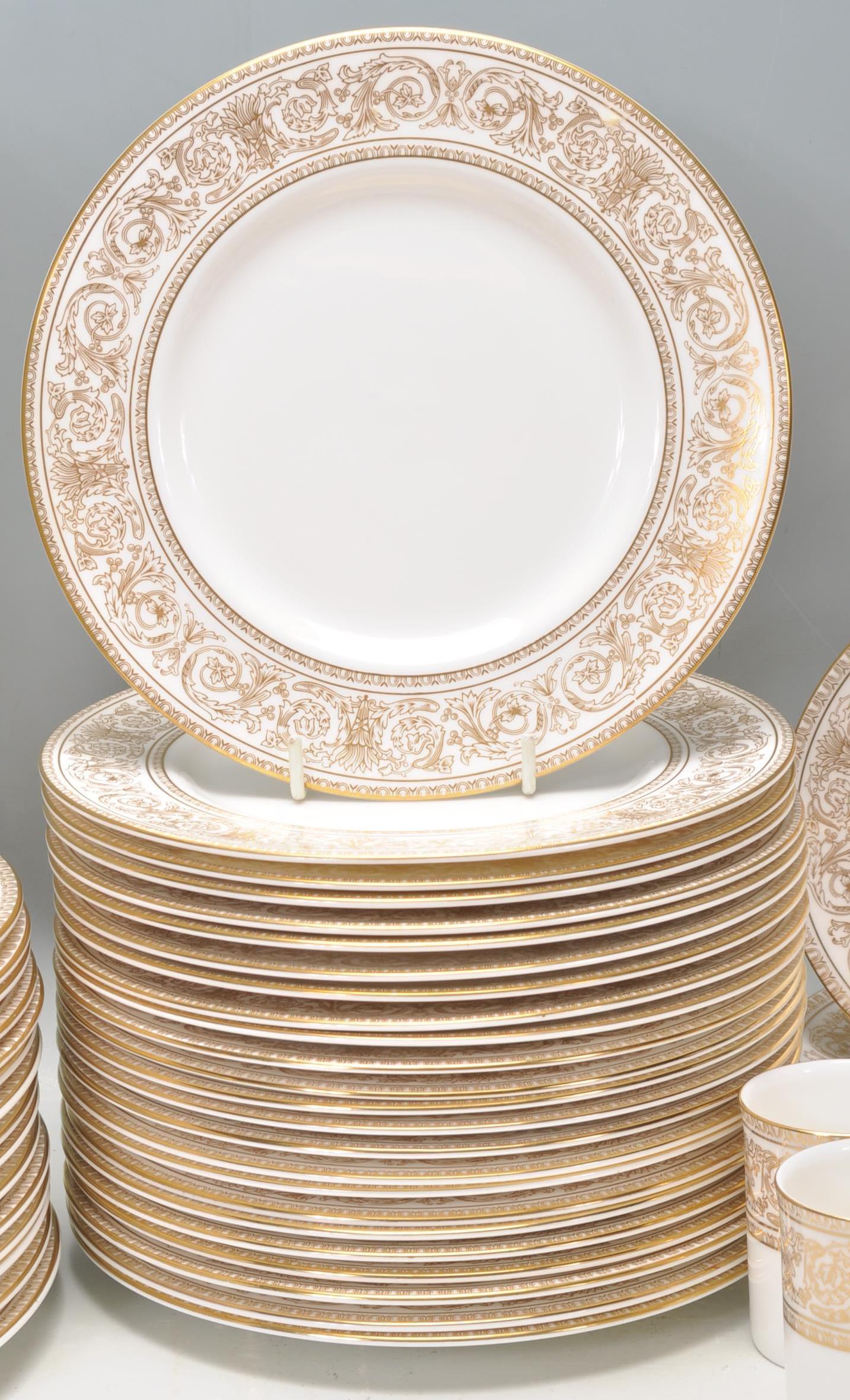 Royal Doulton Sovereign - A part Fine Bone China English dinner / coffee and tea service by Royal - Image 5 of 12