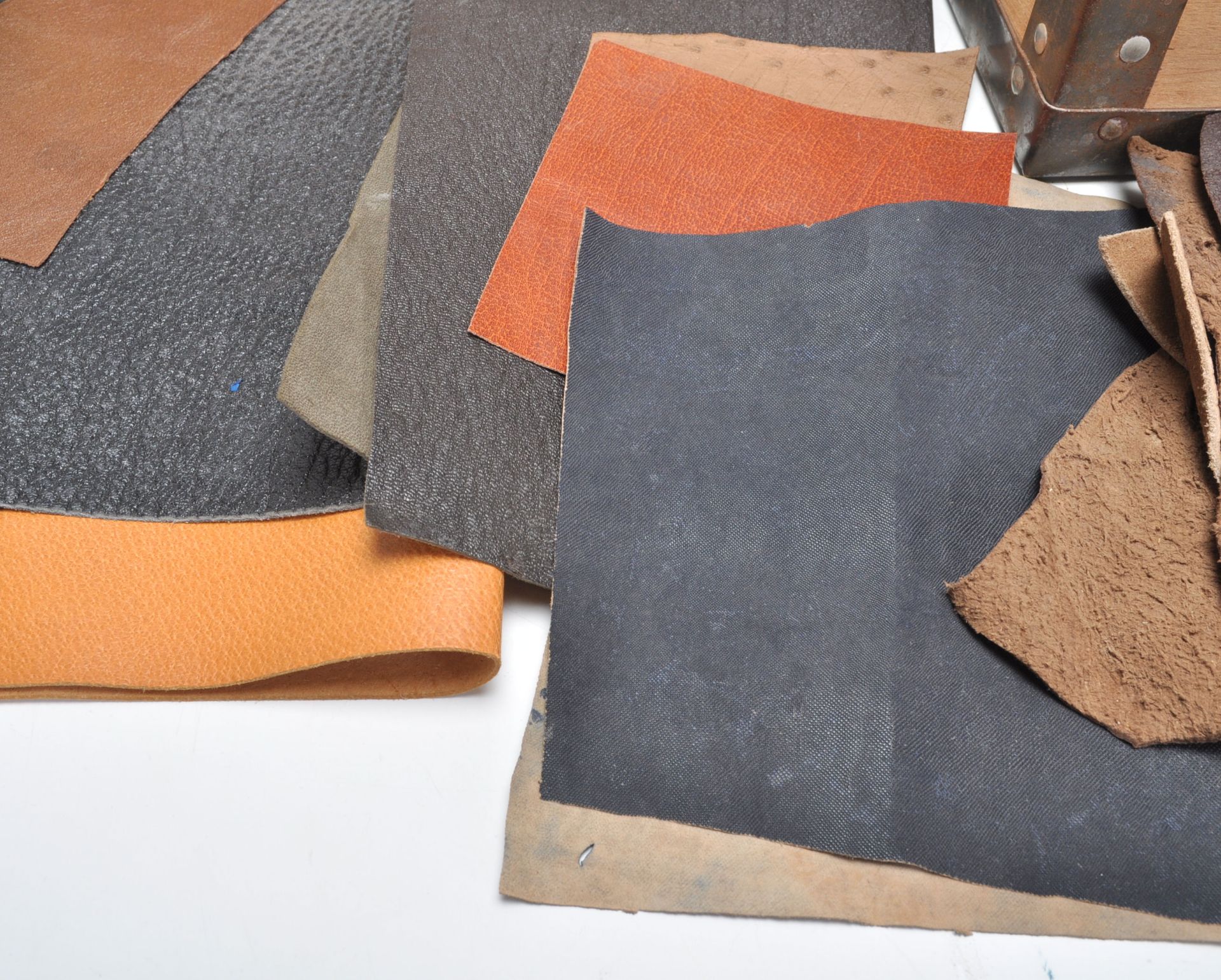 A good collection of various leather skin samplers to include snake skin (viper), fish skin examples - Bild 3 aus 5