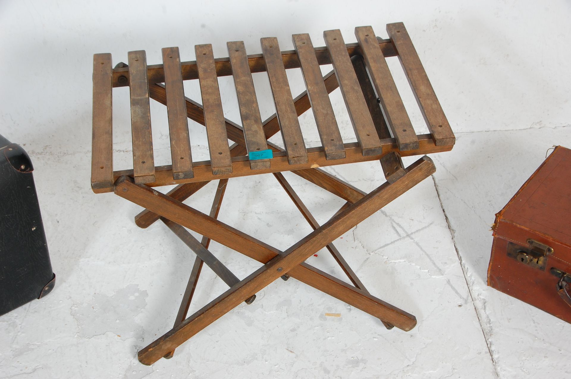 Two vintage leather suitcases mounted on a vintage metamorphic folding wooden slatted suitcase - Bild 3 aus 6