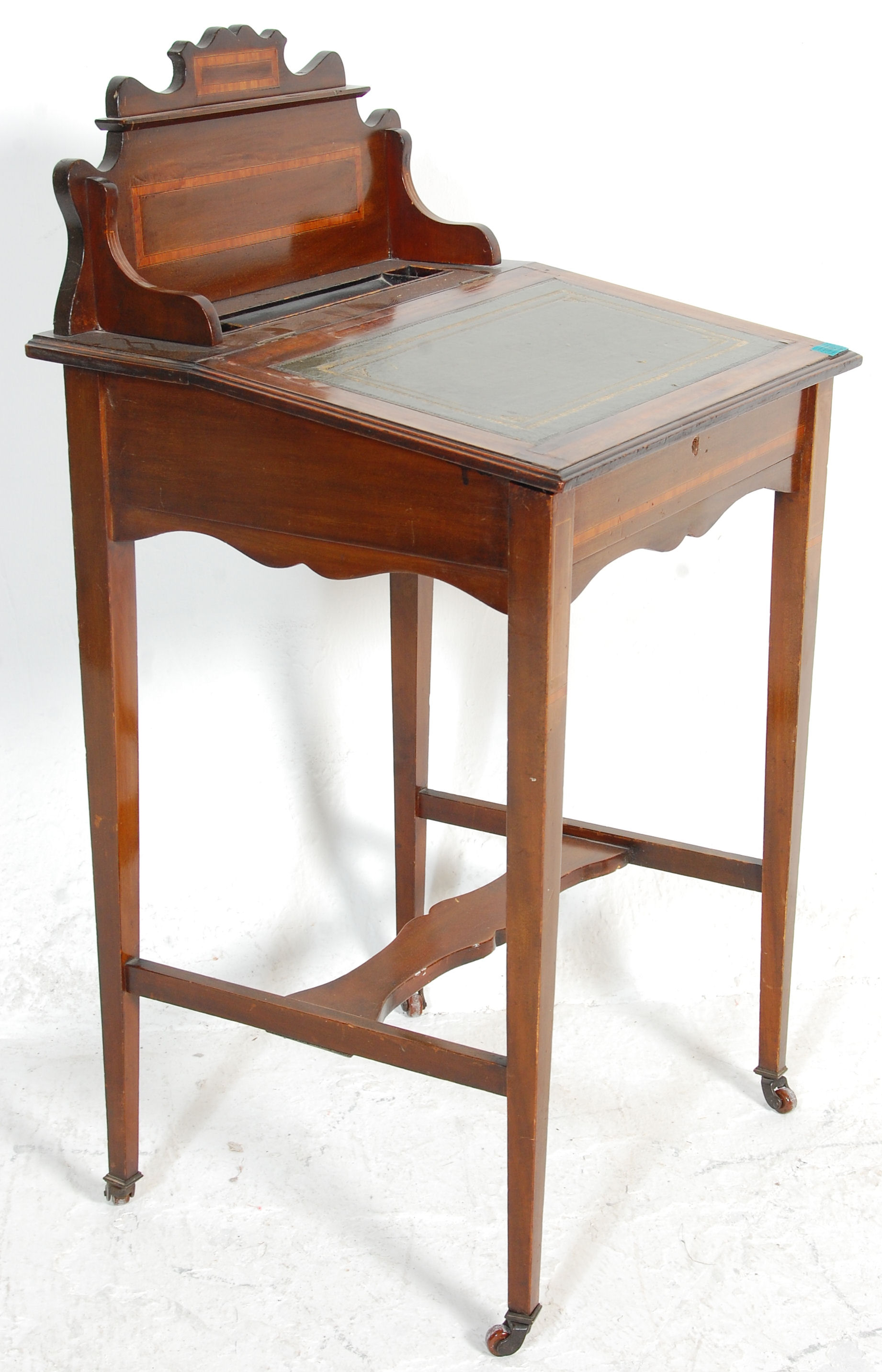 A late Victorian 19th Century mahogany ladies writing desk with satinwood crossbanded inlay. The - Image 4 of 6