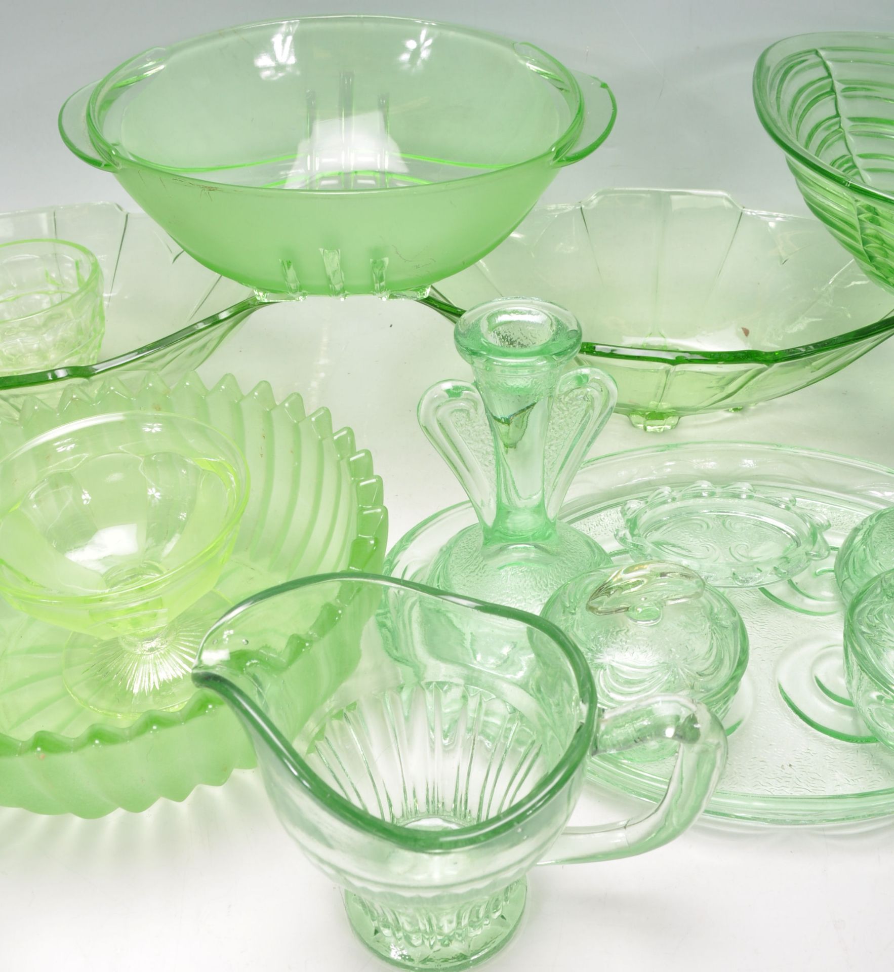 A group of early 20th Century Art Deco 1930's green uranium glassware to include a decorative - Bild 4 aus 6