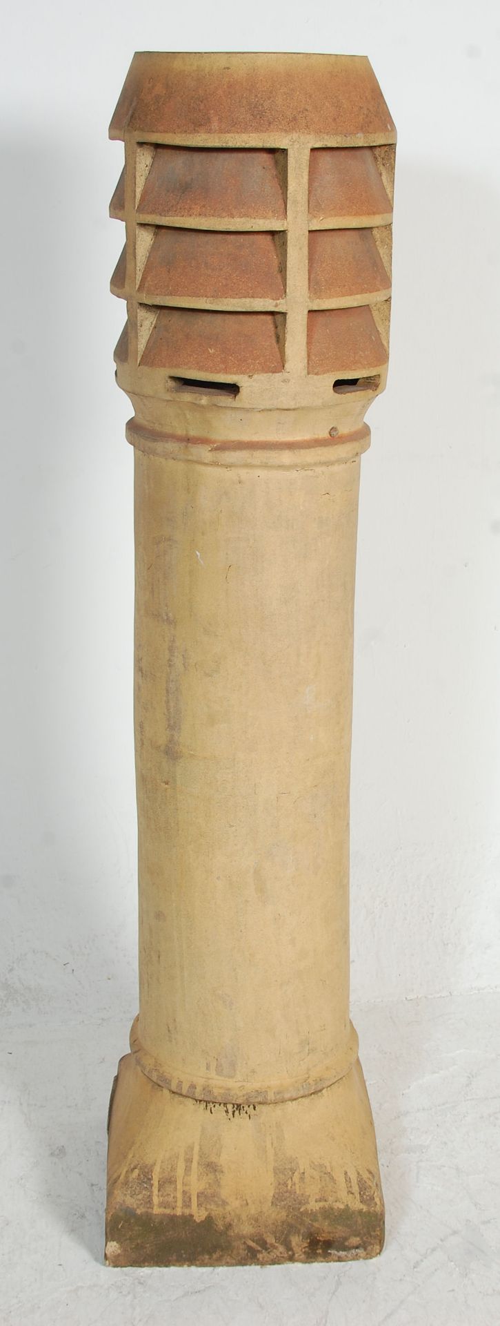 A large 19th Century Victorian chimney pot of cylindrical form. 150cm x 40cm x 40cm. - Bild 4 aus 7