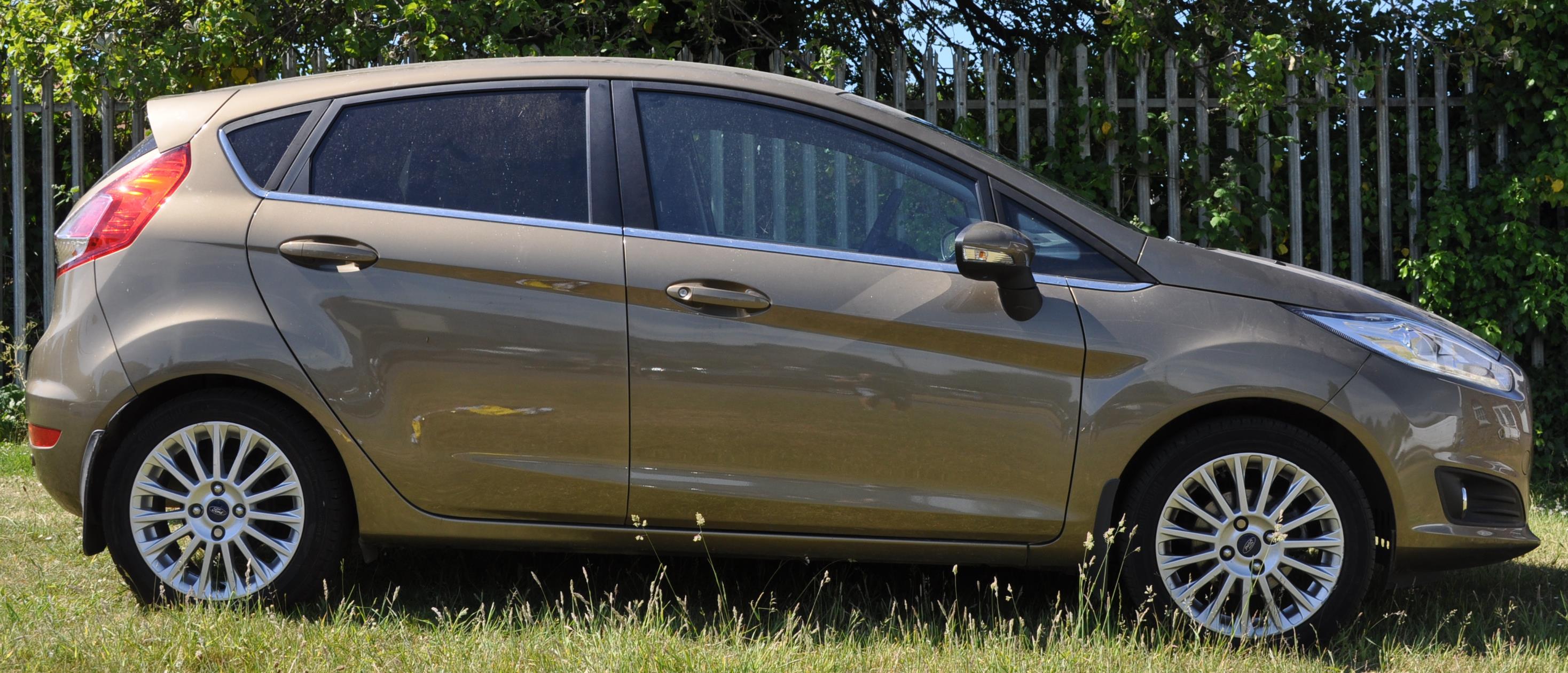 WR13 BJK - Ford Fiesta - Automatic - A 2013 Ford Fiesta in metallic gold, 1596cc, Titanium, petrol - Image 4 of 61