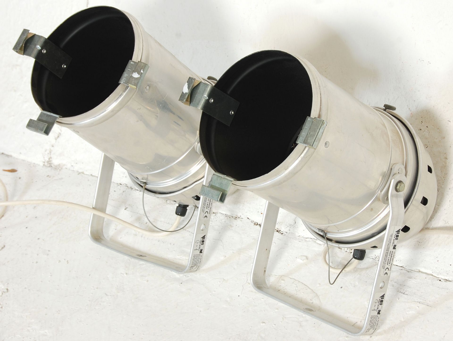 A pair of aluminum Vision Par Shell theater spot lamp lights with their hanging brackets. - Bild 4 aus 6