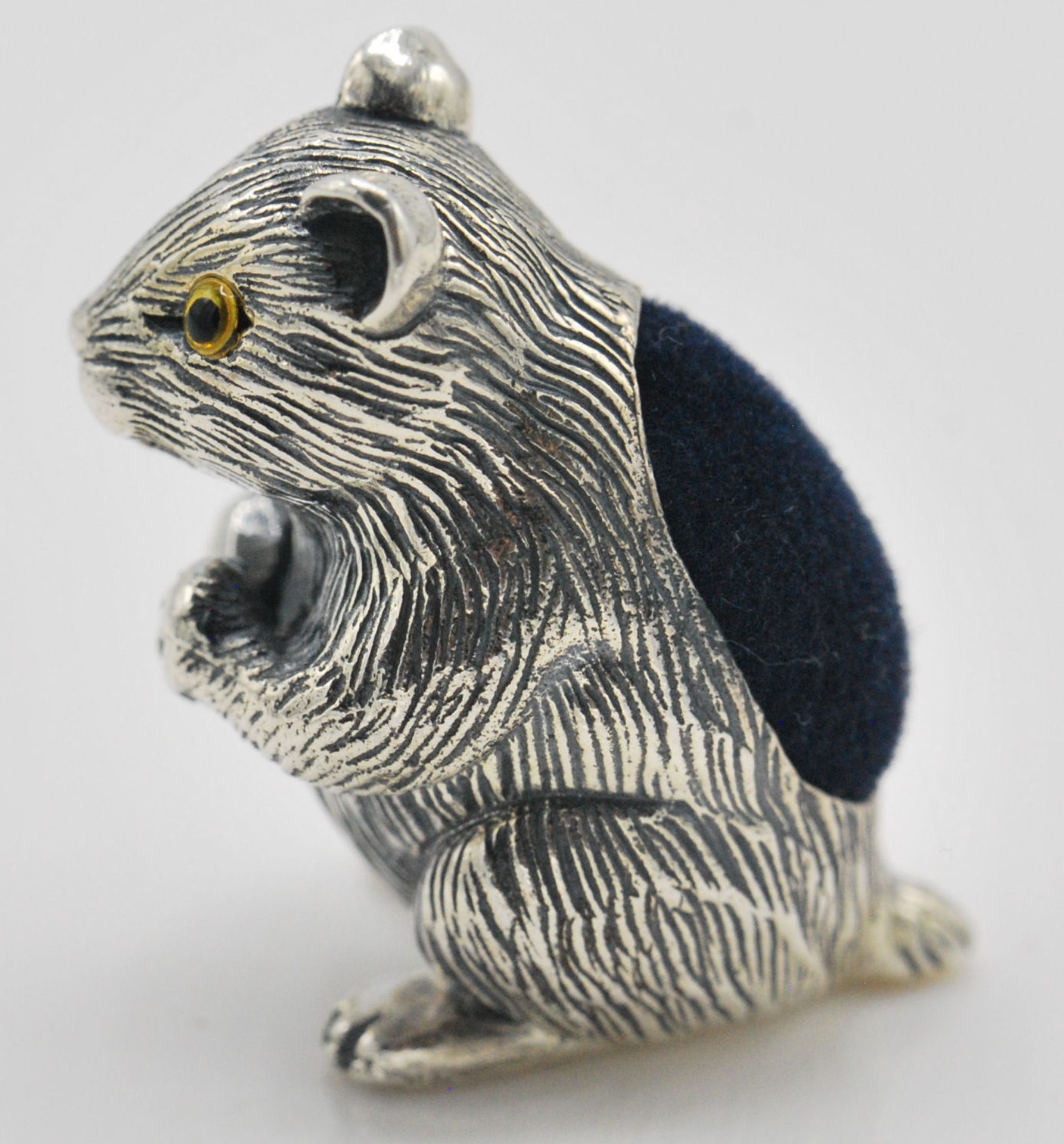 A stamped 925 silver pincushion in the form of a hamster with yellow glass eyes and a blue velvet - Bild 3 aus 6