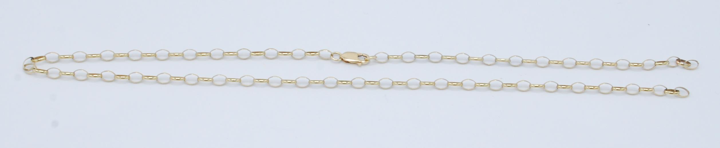 A hallmarked 9ct yellow gold open link chain necklace having a lobster claw clasp. Just needs re-