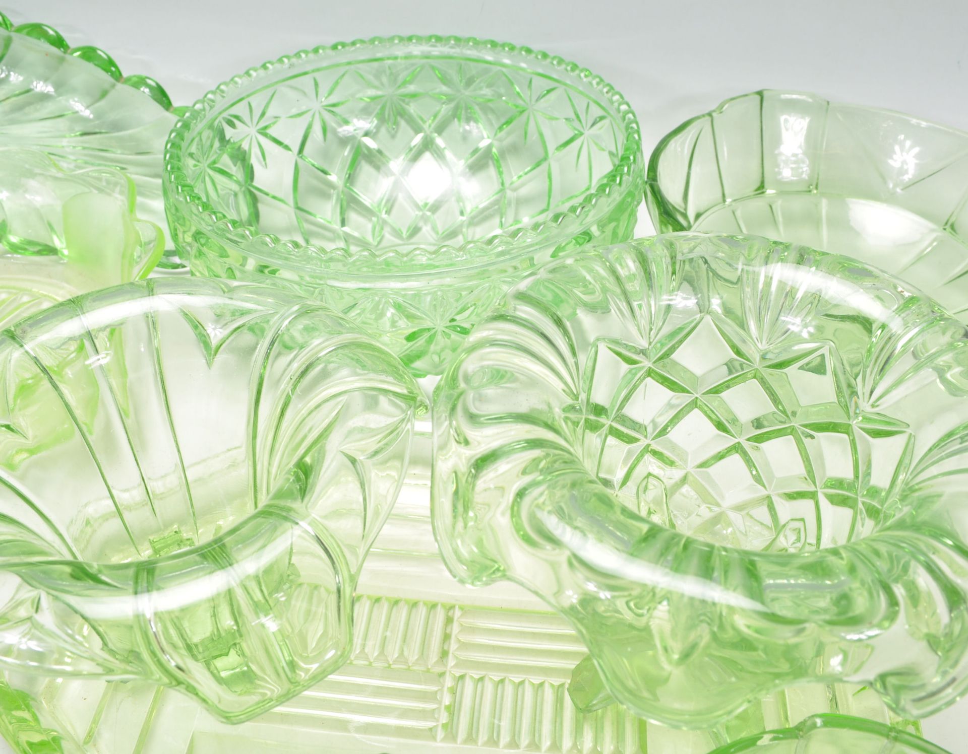 A group of early 20th Century Art Deco 1930's green uranium glass ware to include decorative vases - Bild 7 aus 8