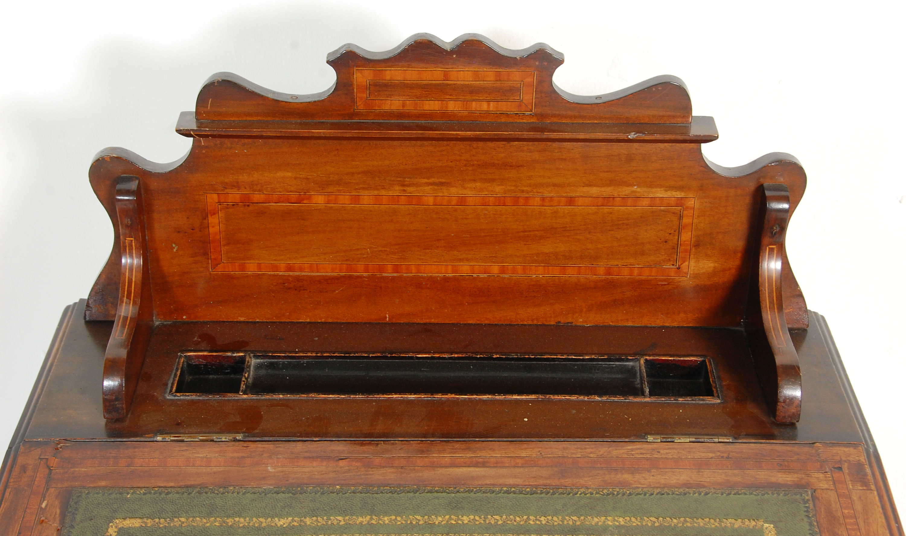 A late Victorian 19th Century mahogany ladies writing desk with satinwood crossbanded inlay. The - Image 6 of 6