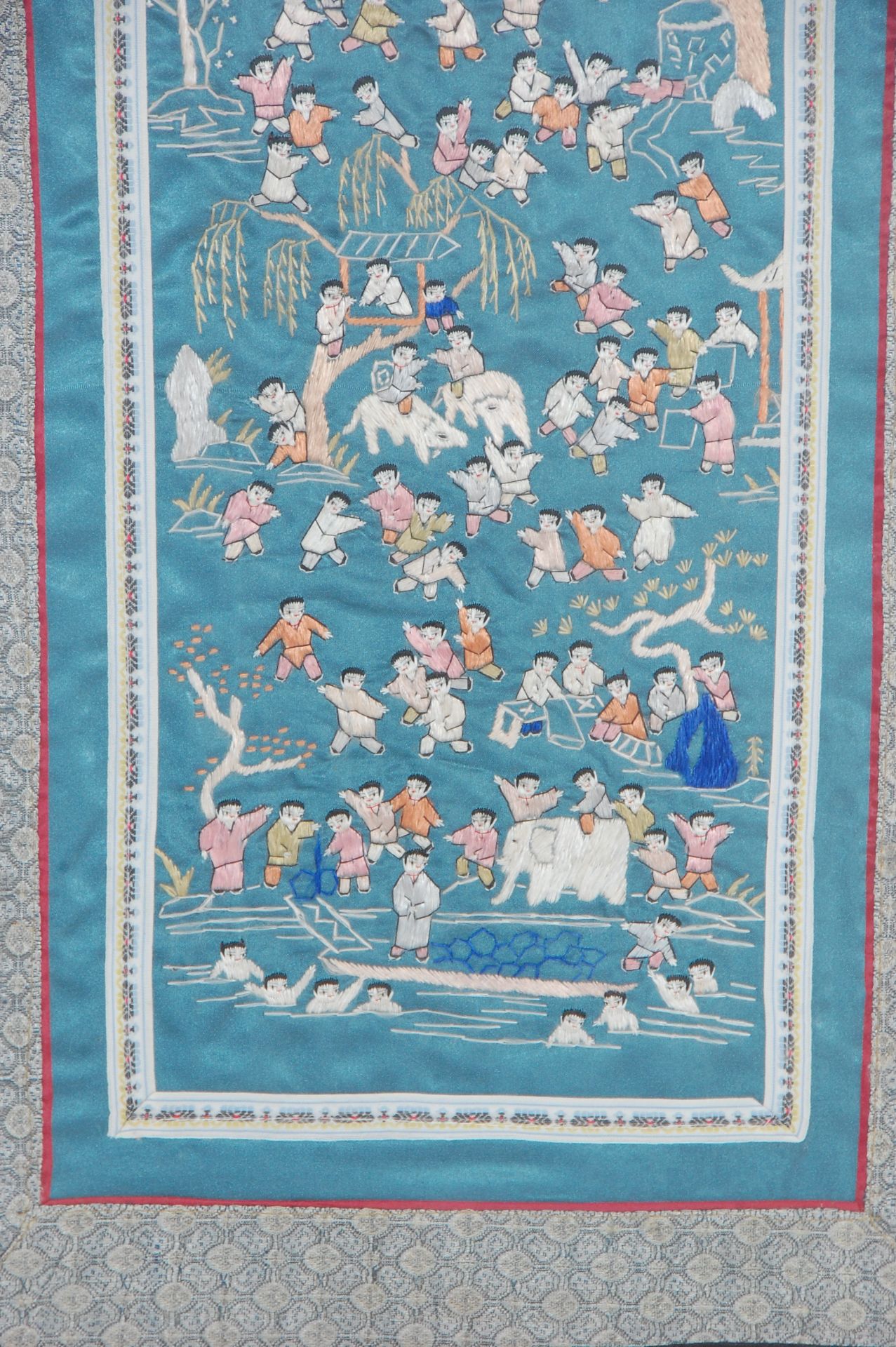 A mid 20th Century Chinese rectangular silk panel having embroidered one-hundred children playing in - Bild 7 aus 8