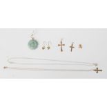 A small group of 9ct gold jewellery pieces to include three crosses with one on a fine link chain,