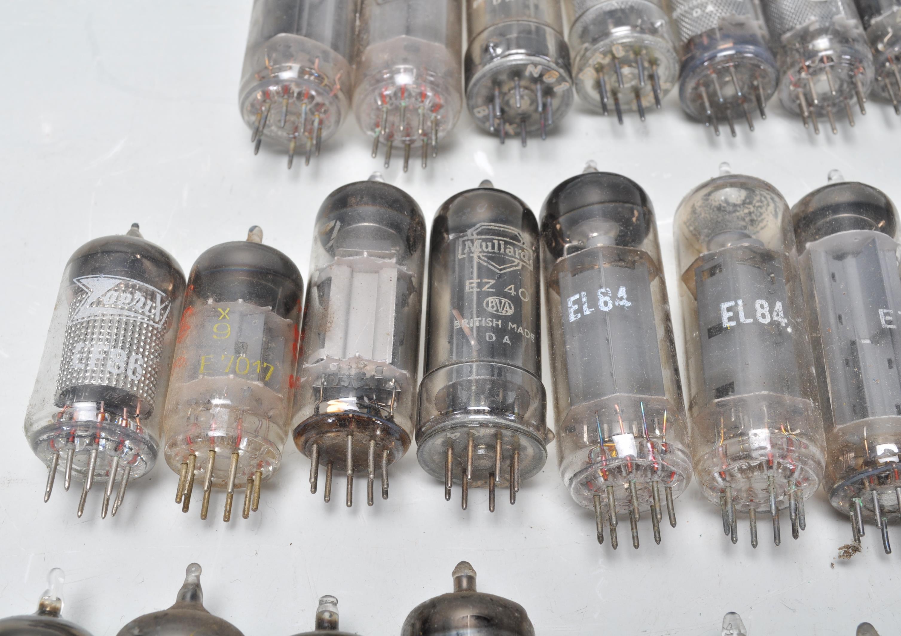 A collection of vintage mixed radio valves to include EC83, EZ81, Ediswate UCH42, Mullard EZ81 - Image 12 of 21