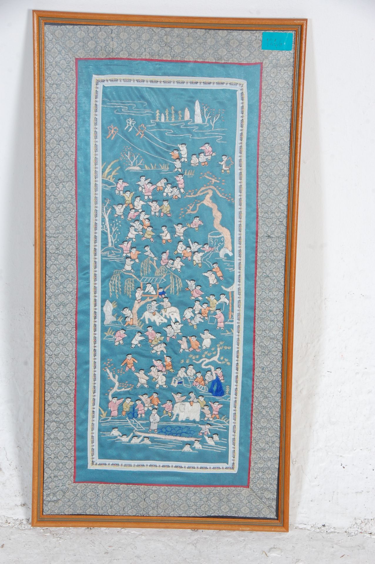 A mid 20th Century Chinese rectangular silk panel having embroidered one-hundred children playing in - Bild 4 aus 8