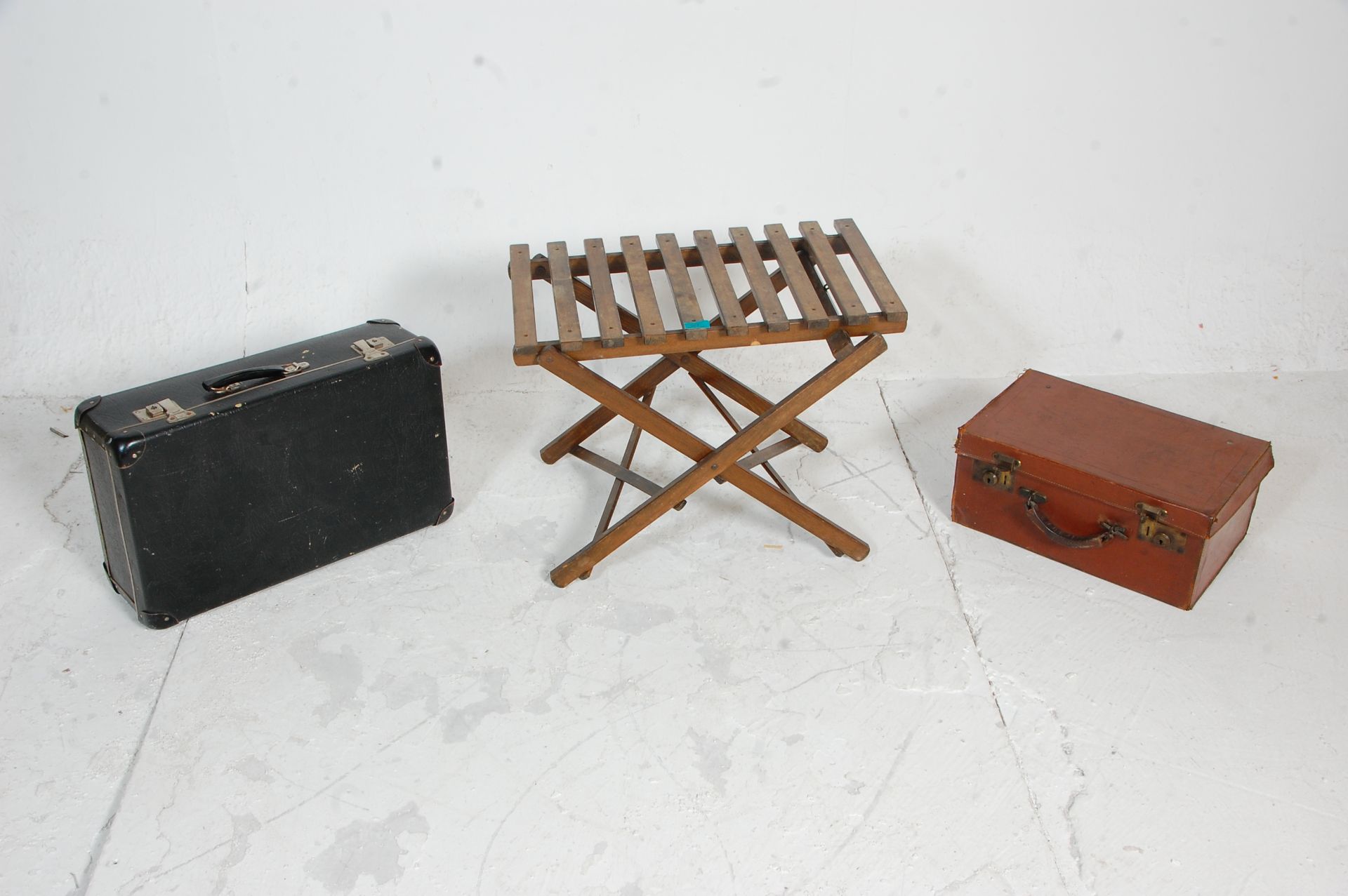 Two vintage leather suitcases mounted on a vintage metamorphic folding wooden slatted suitcase - Bild 2 aus 6